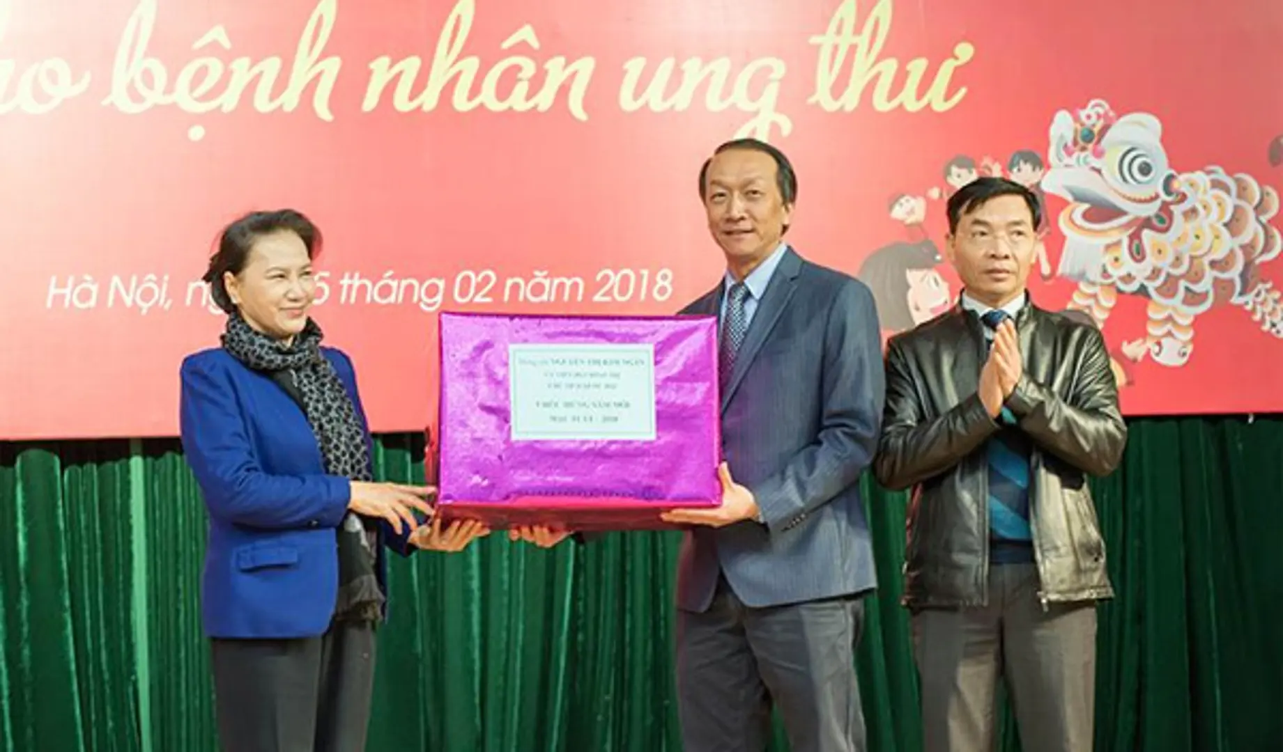 Chủ tịch Quốc hội Nguyễn Thị Kim Ngân thăm, tặng quà Tết các bệnh nhi ung thư