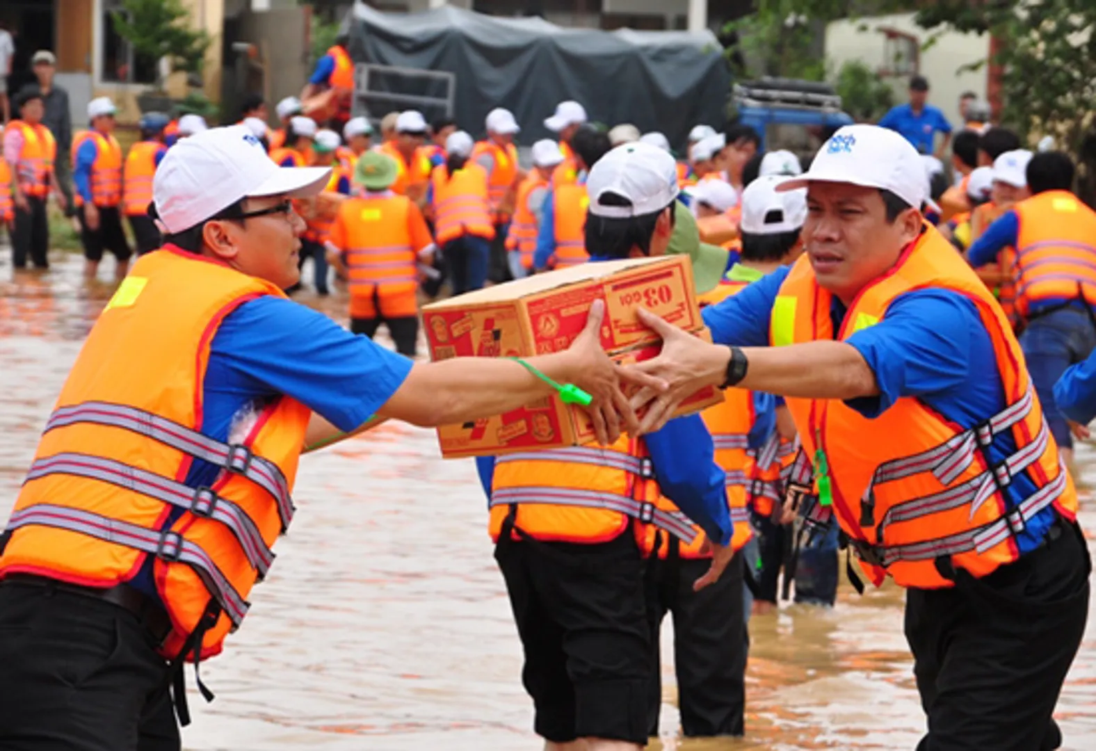 Hà Nội hỗ trợ hơn 1 tỷ đồng cho tỉnh Khánh Hòa và các nạn nhân bị bão lụt