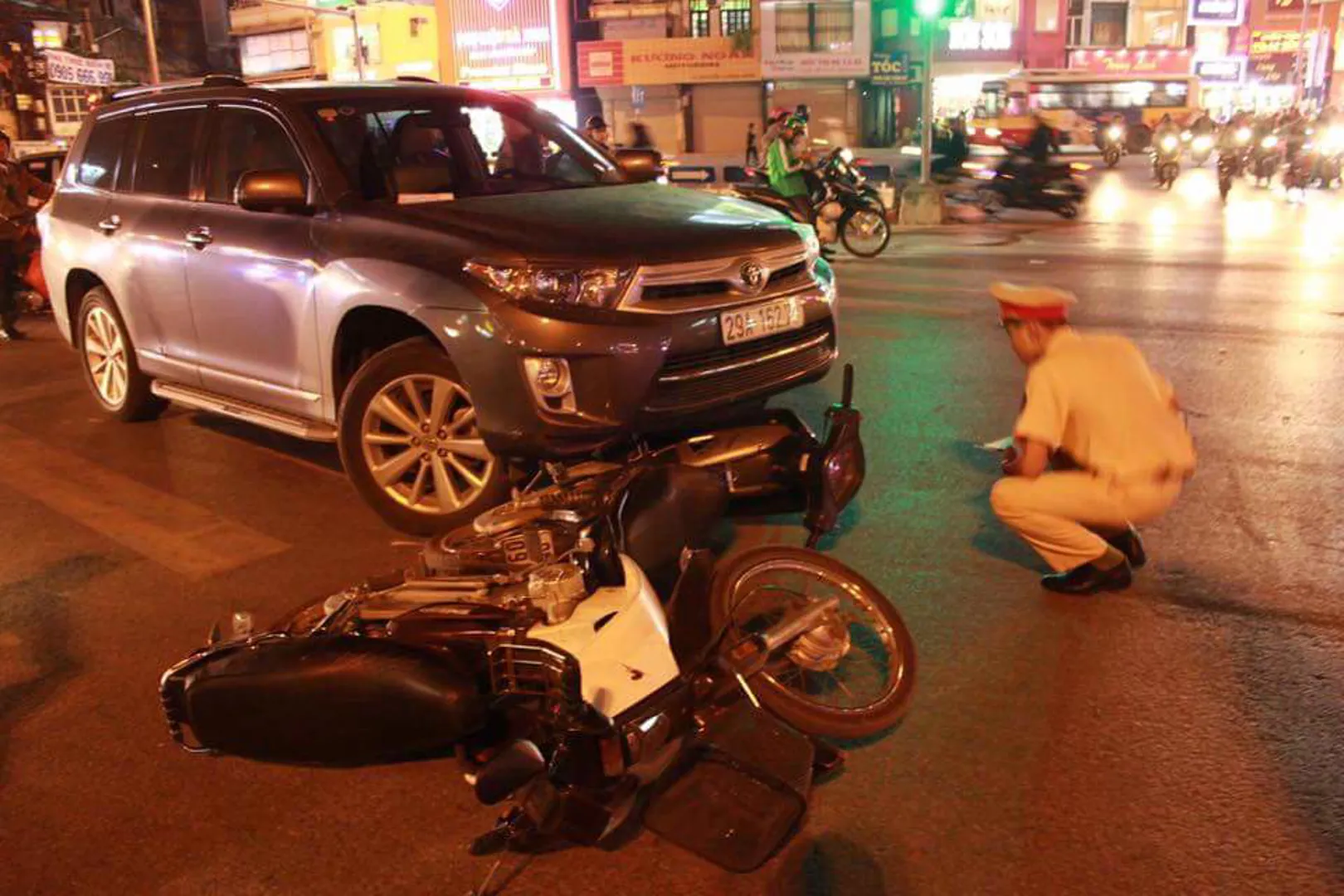 Hà Nội: Ô tô đâm hàng loạt xe máy tại ngã 5 Ô Chợ Dừa