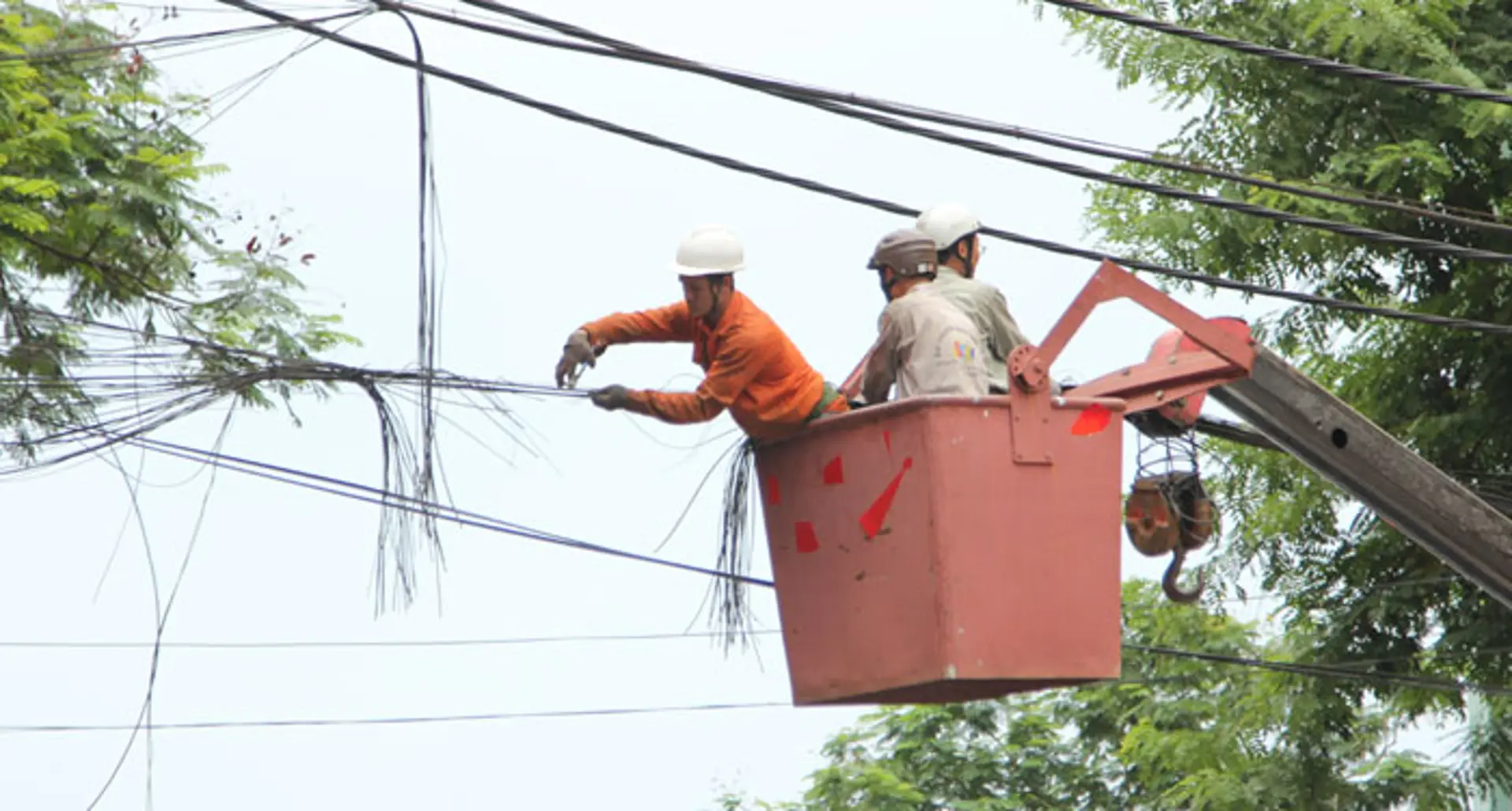 Hạ ngầm đường dây điện lực, cáp viễn thông: Chậm vì sao?