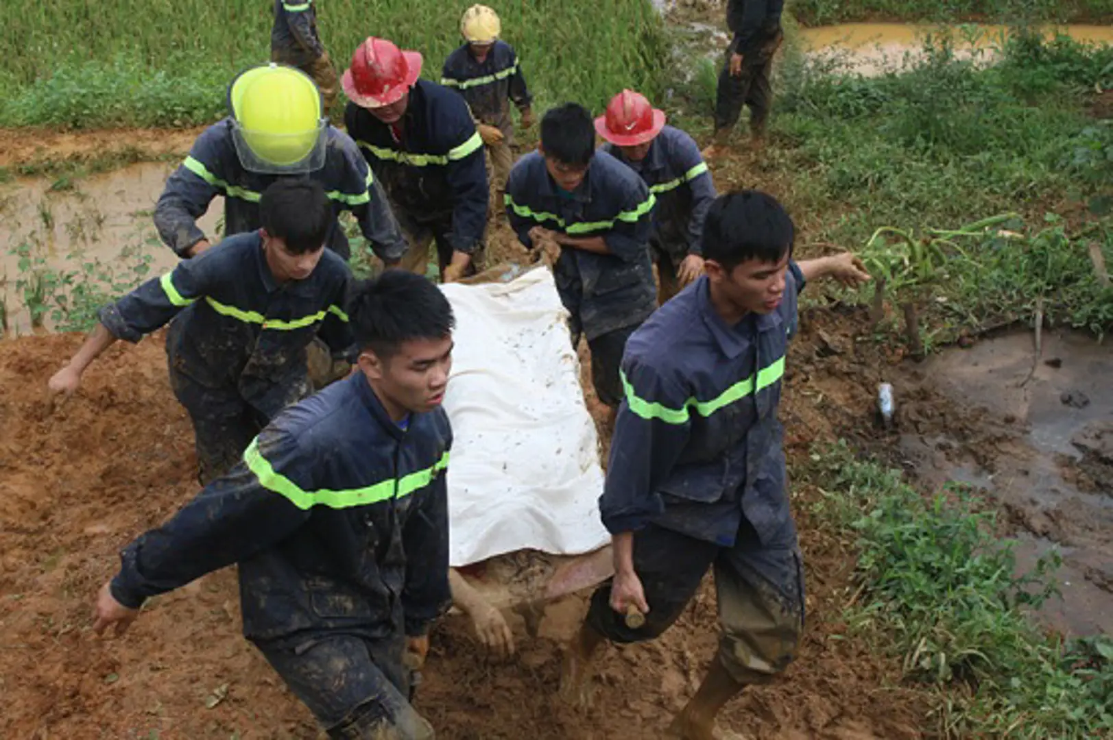 Đưa thi thể thứ 10 ra khỏi hiện trường vụ lở đất tại Hòa Bình