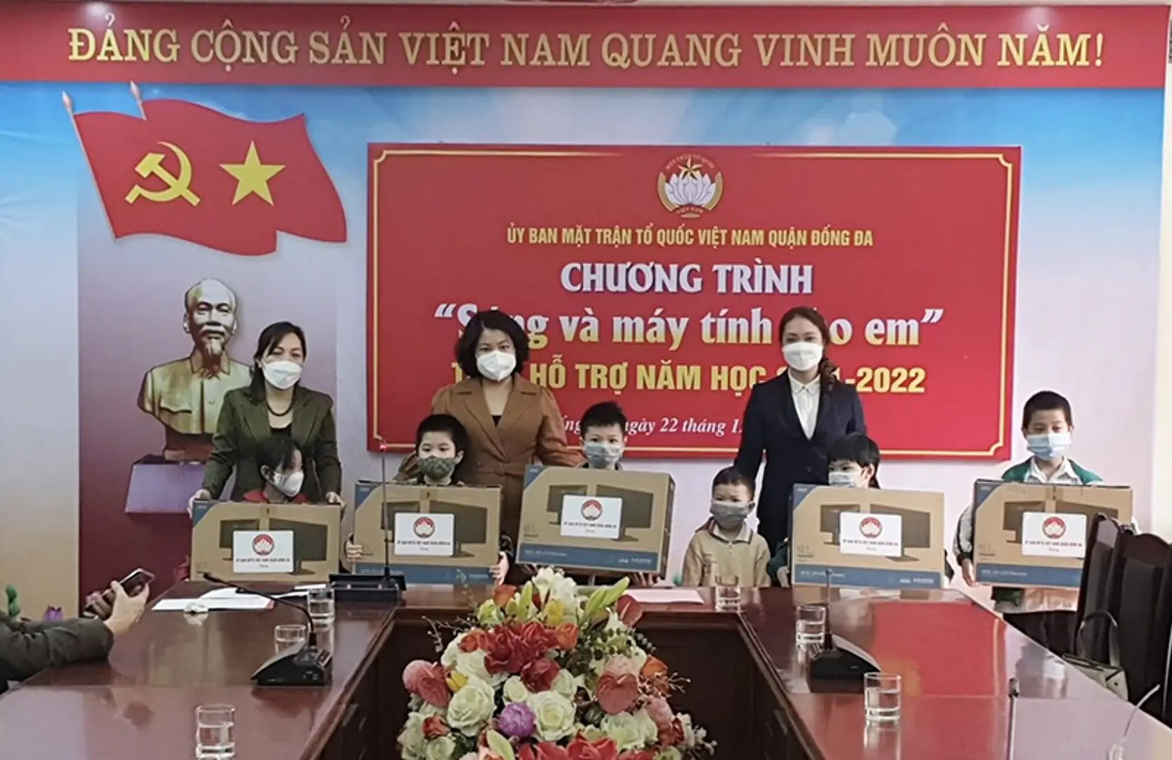 Quận Đống Đa: Tiếp tục trao tặng 25 máy tính tới học sinh có hoàn cảnh khó khăn