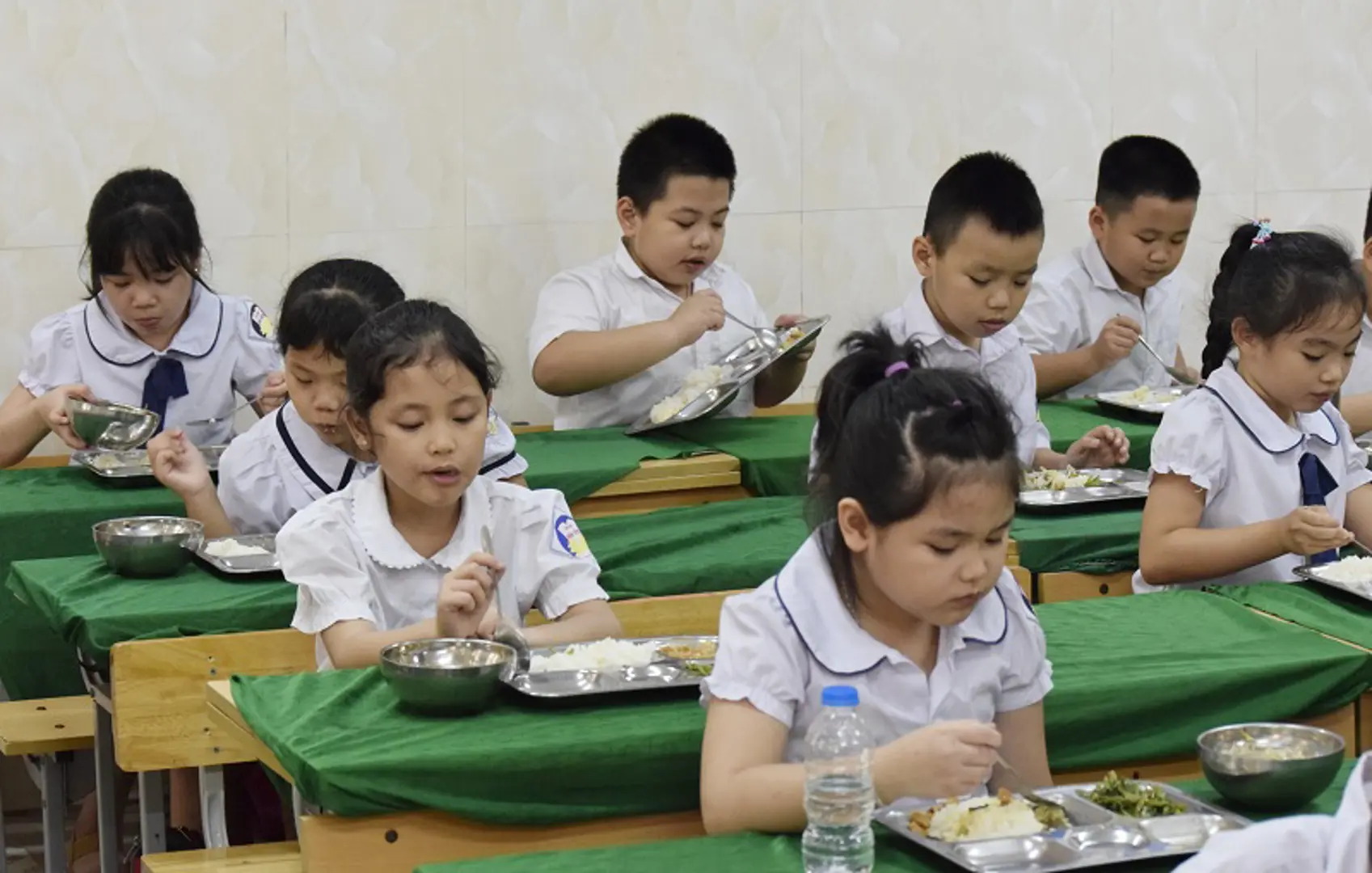 [Video] Bữa ăn bán trú của học sinh tiểu học sau khi trở lại trường