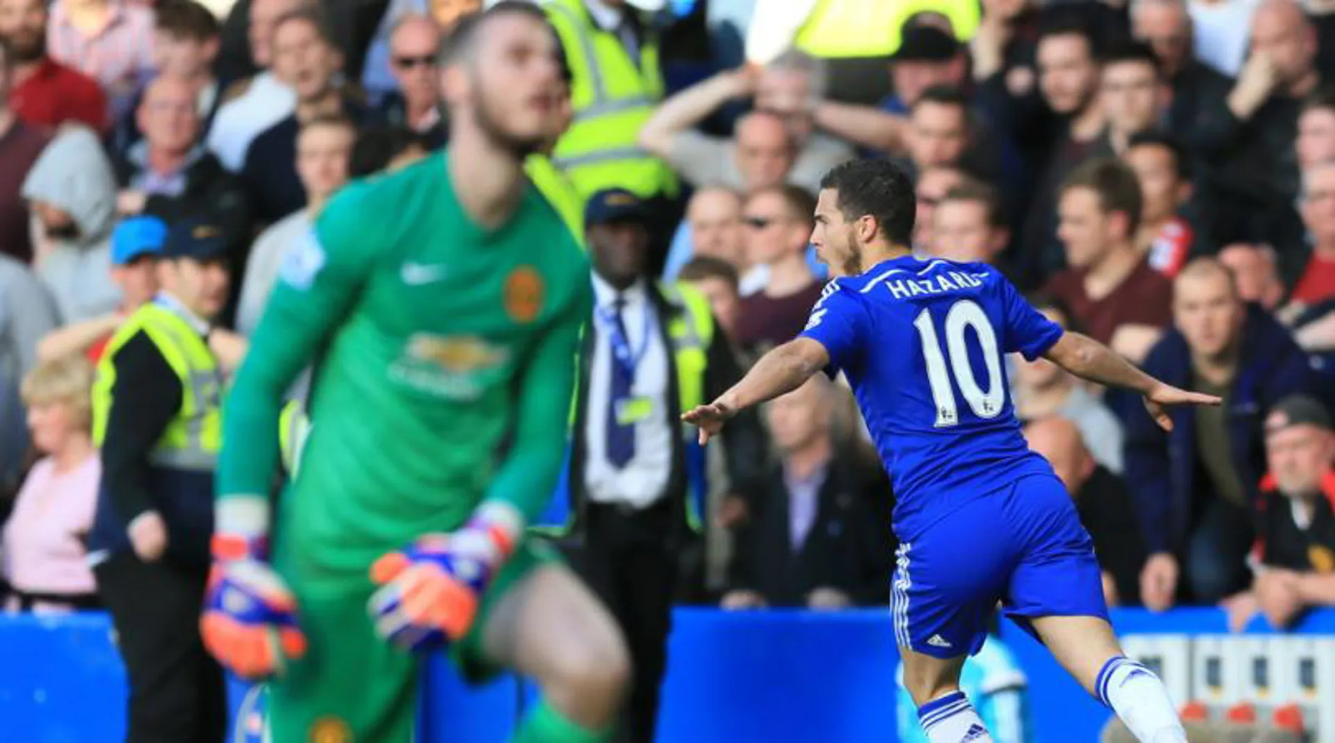 Chelsea tiễn Man Utd rời Cup FA