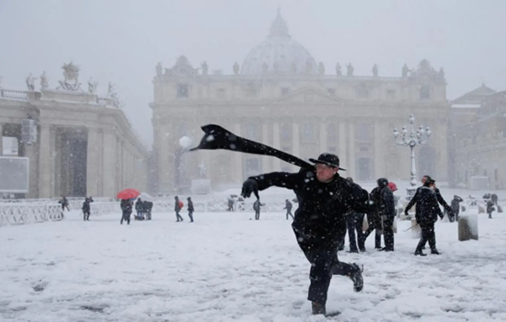 Hình ảnh hiếm hoi băng tuyết bao phủ thủ đô Rome của Italia