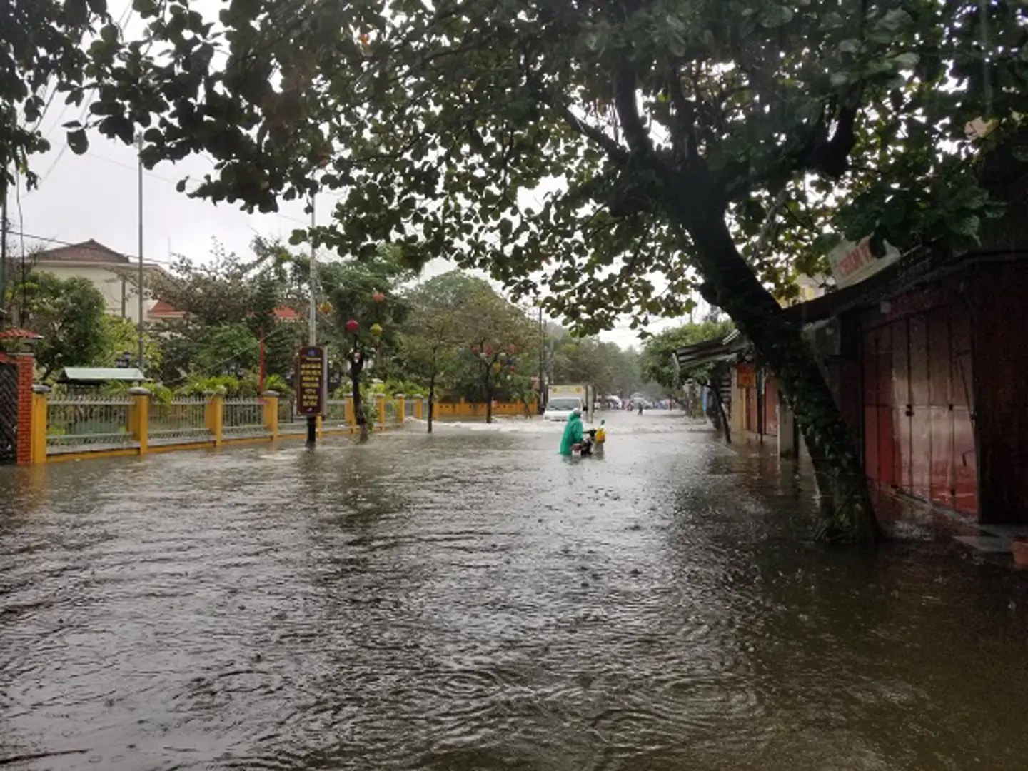 Hội An: Nhiều tuyến đường ở phố cổ chìm trong biển nước