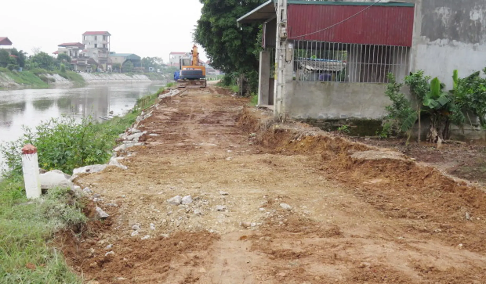 Sạt lở đê hữu sông Lương và đường giao thông xã Bạch Hạ, Huyện Phú Xuyên:  Khẩn trương khắc phục sự cố