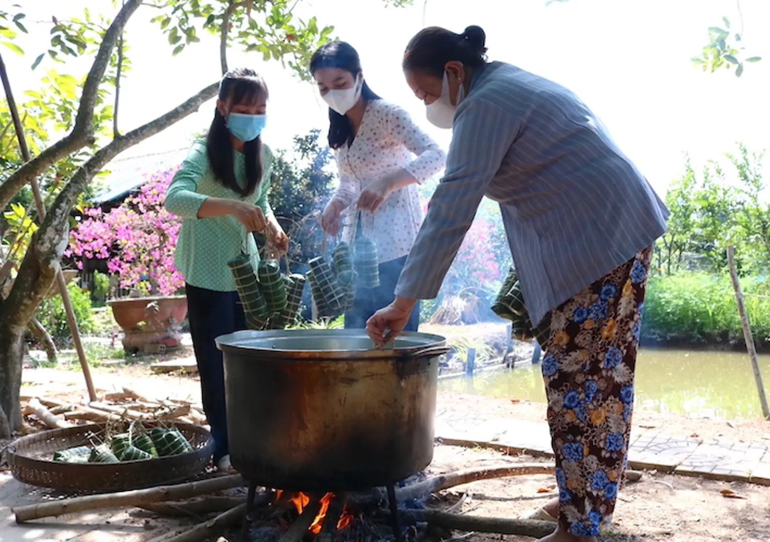 Những đòn bánh tét mang vị Tết đến với tuyến đầu chống dịch