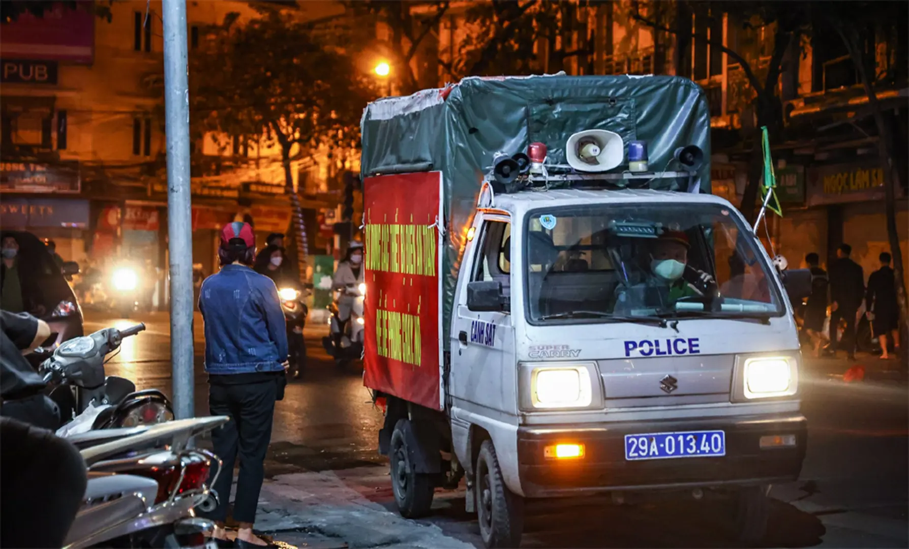 Ban Chỉ đạo 197 quận Hoàn Kiếm ra quân xử lý trật tự văn minh đô thị và phòng chống dịch