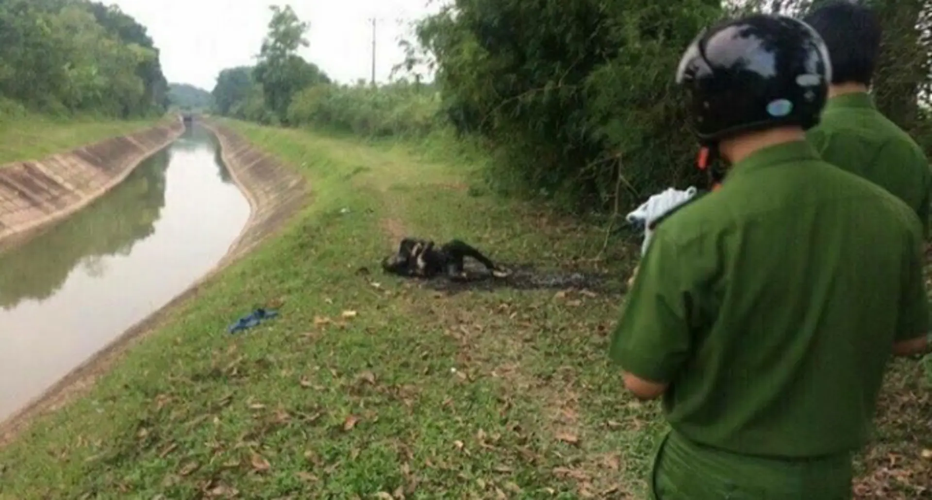 Bàng hoàng phát hiện thi thể nam thanh niên cháy đen ở bờ kênh