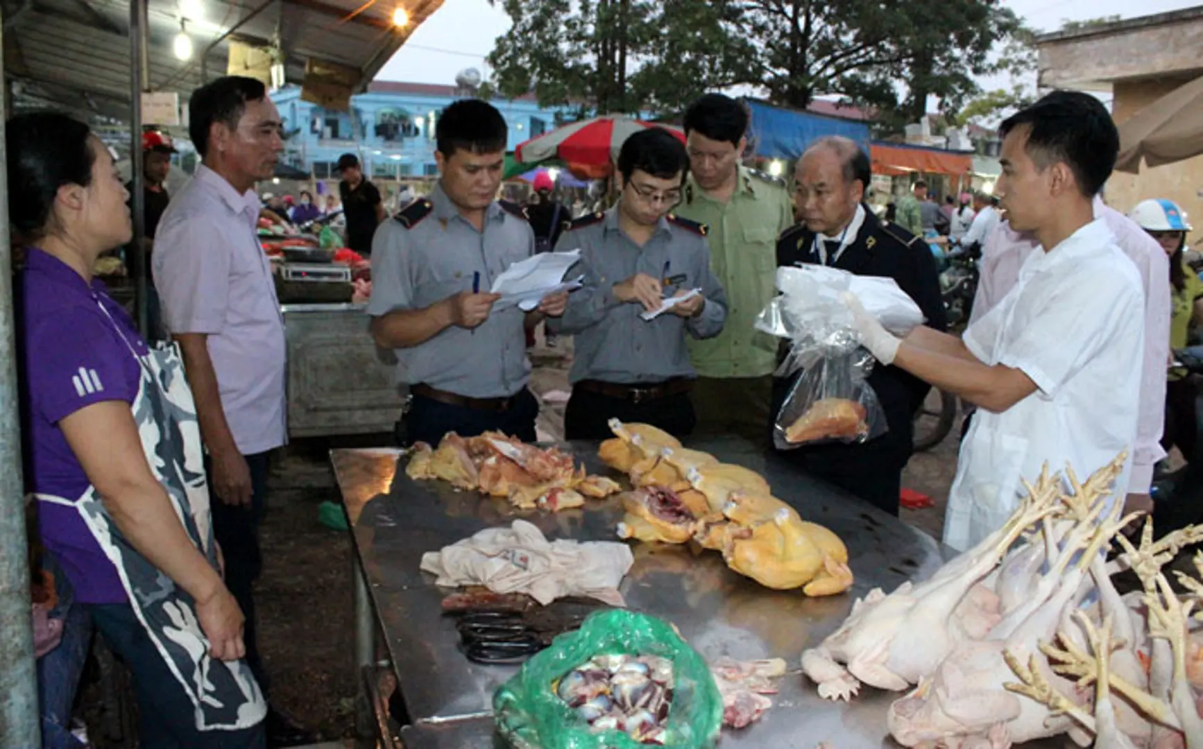 Kiểm tra an toàn thực phẩm tại chợ đầu mối Minh Khai