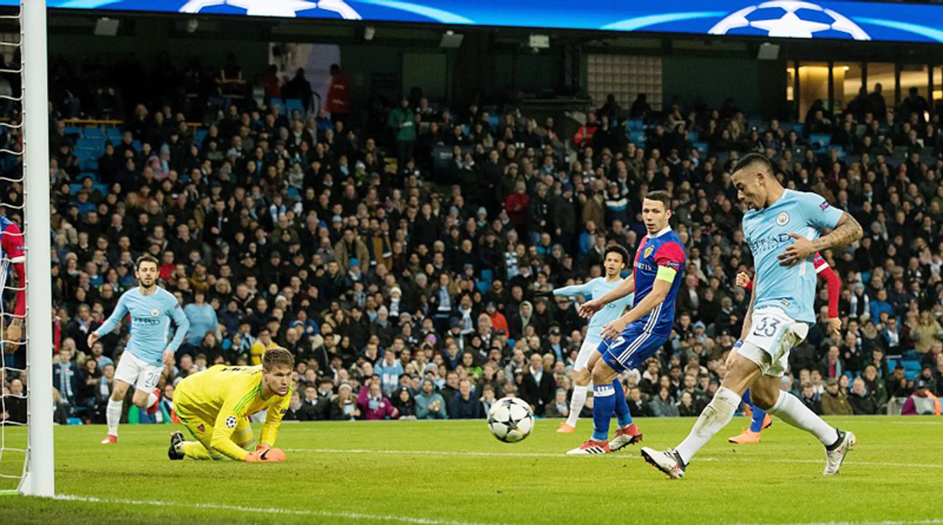 Thua trên sân nhà, Man City vẫn bước tiếp vào tứ kết Champions League