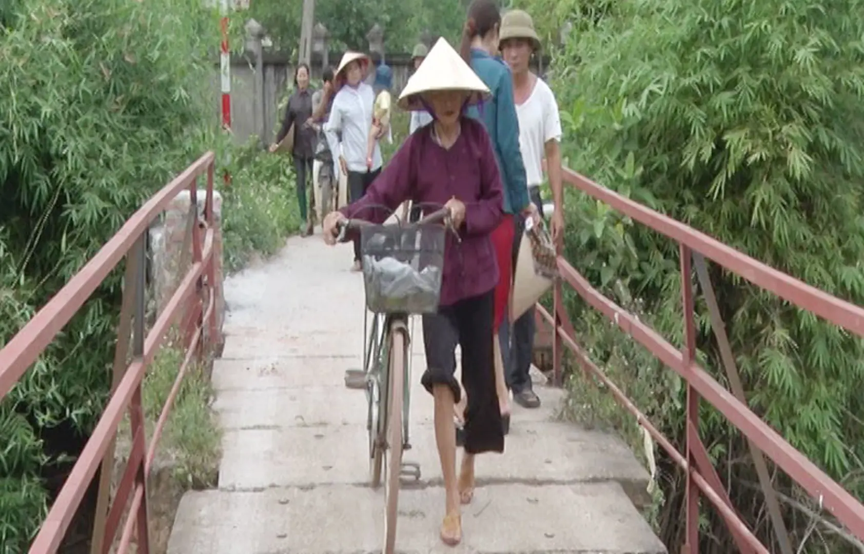 Hàng trăm hộ dân bất an vì cây cầu xuống cấp tại xã Tiên Phong, huyện Ba Vì