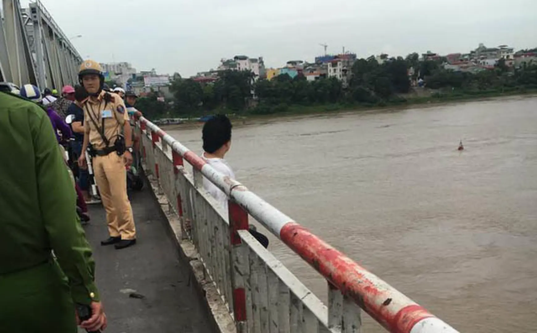 Hốt hoảng chứng kiến nam thanh niên đòi nhảy cầu Chương Dương