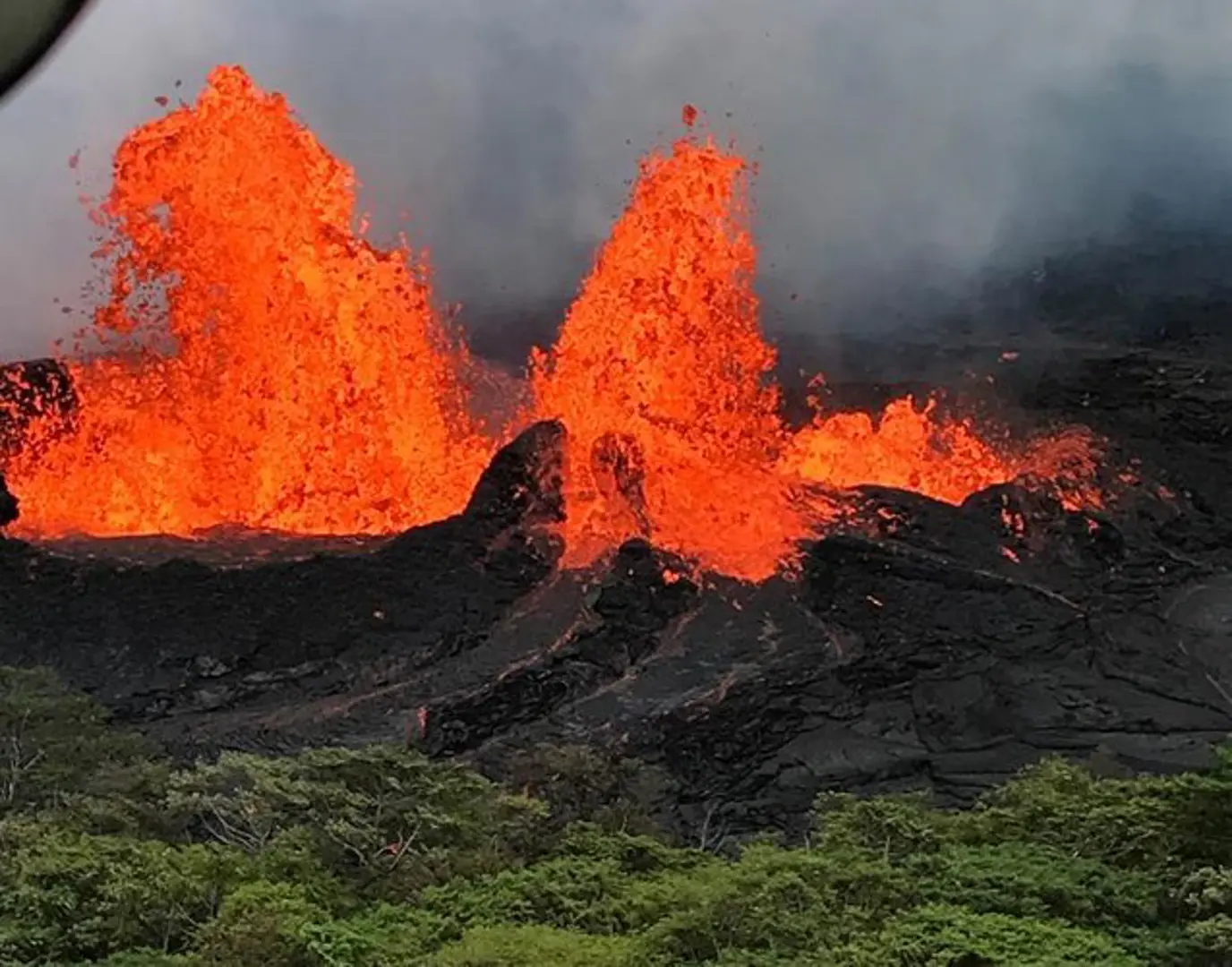 [Video] Núi lửa Kilauea phun dung nham đỏ rực một góc trời Hawaii