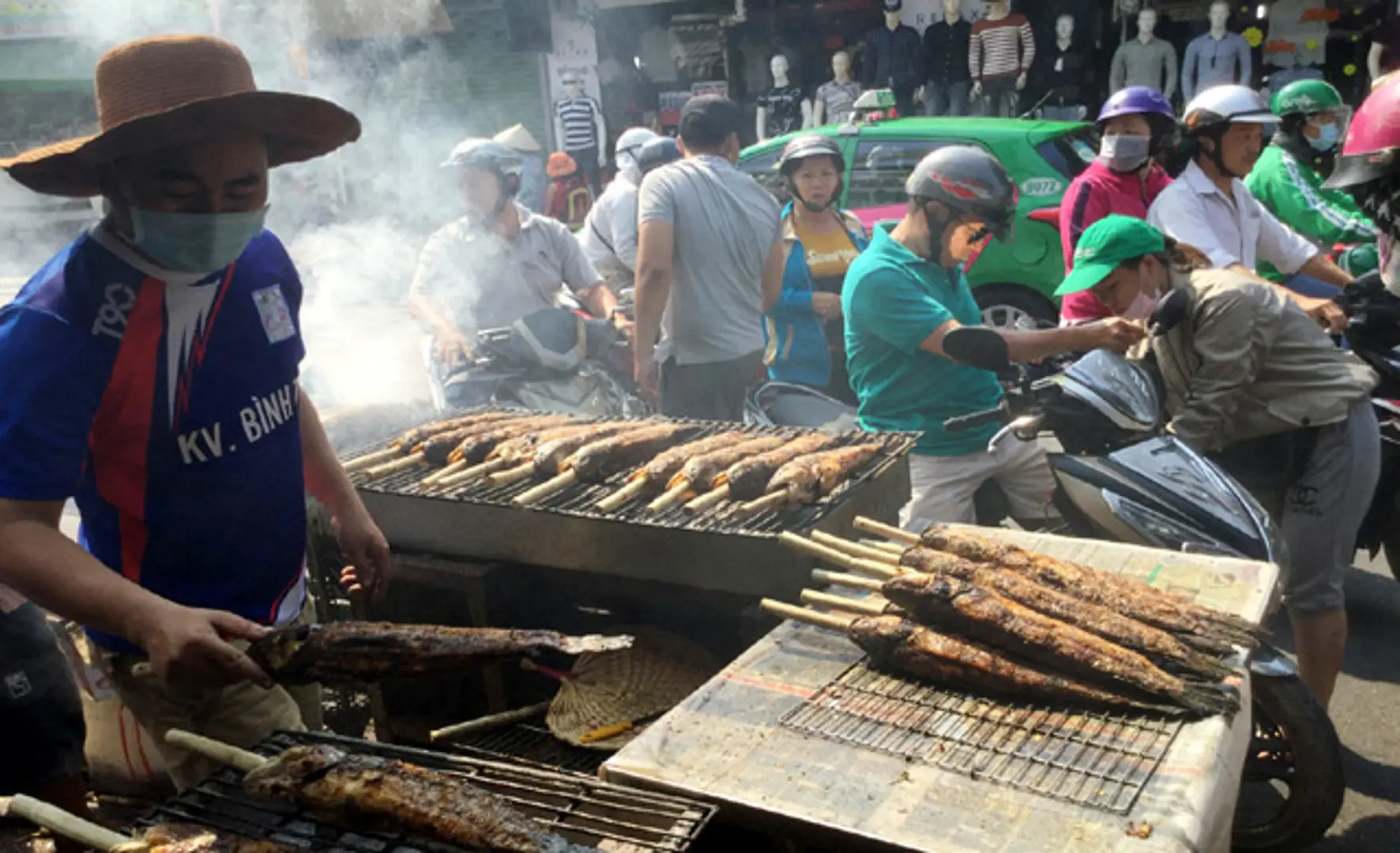 TP Hồ Chí Minh: "Phố cá lóc nướng" tấp nập ngày vía Thần tài