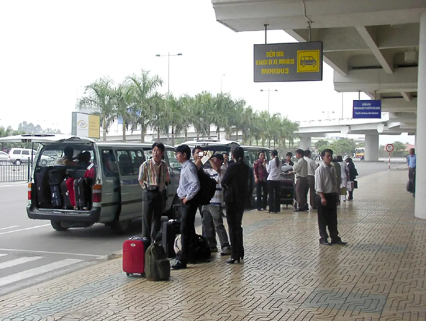 Thu phí ô tô vào sân bay: Liệu có vi phạm luật?