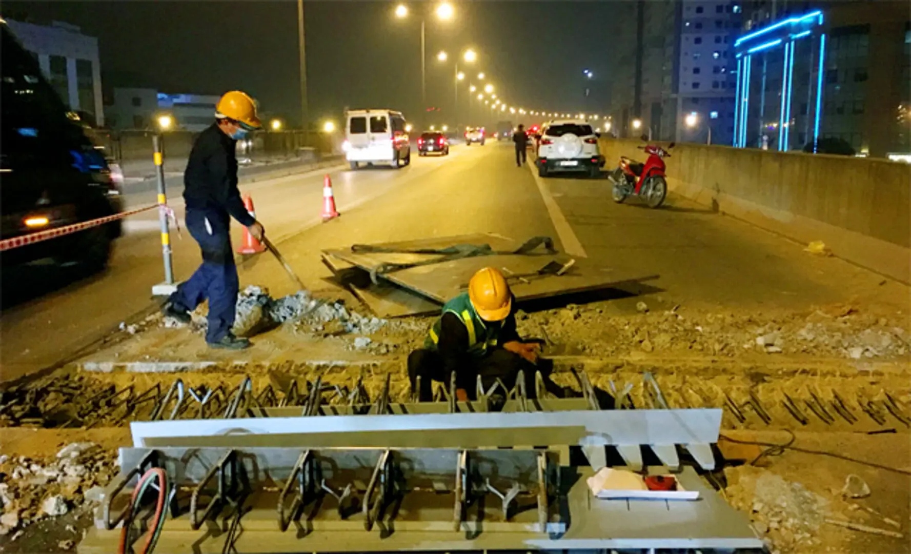 [Video] Hà Nội: Xuyên đêm sửa khe co giãn đường vành đai 3 trên cao