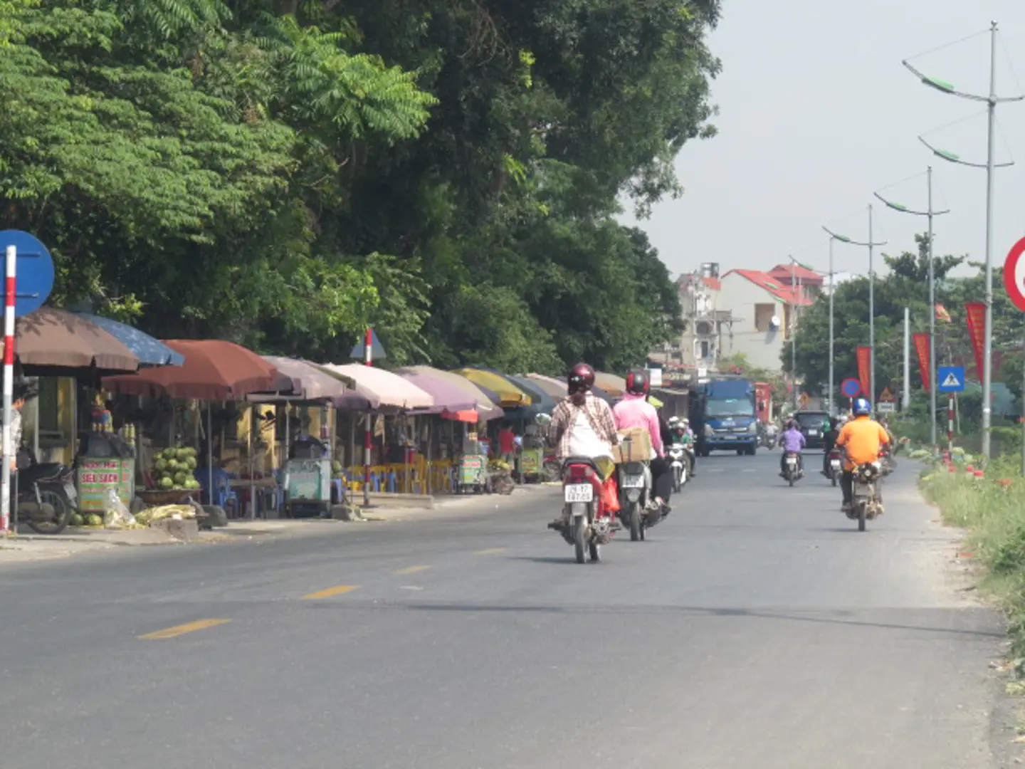 Quán cóc “vây” cổng trụ sở xã Tô Hiệu