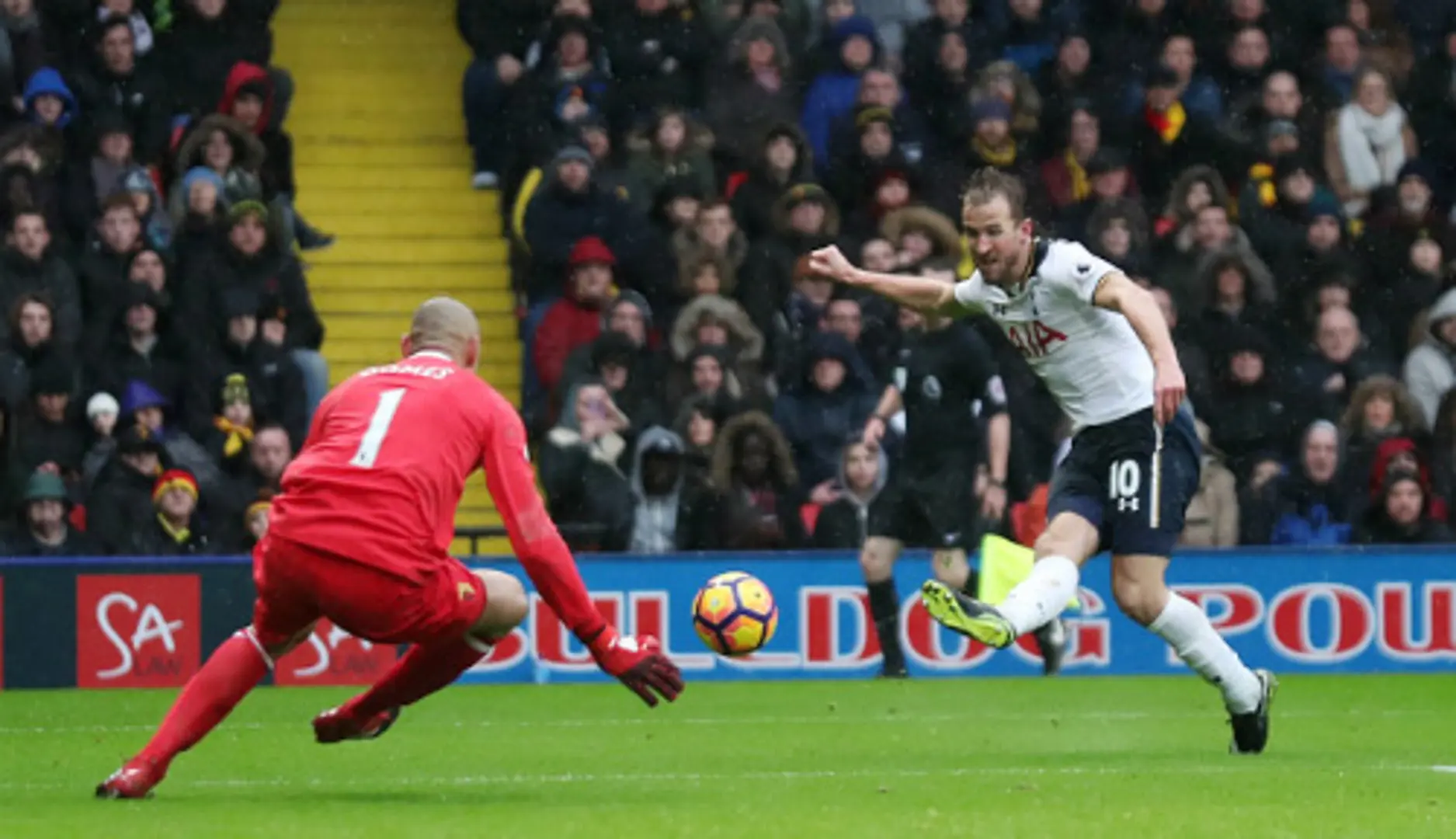 Tottenham đẩy Man City khỏi top 4