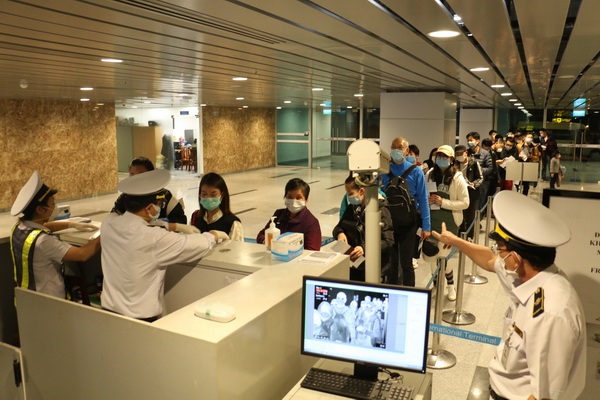 Arrivals to Hanoi from Omicron-hit countries must undergo centralized quarantine