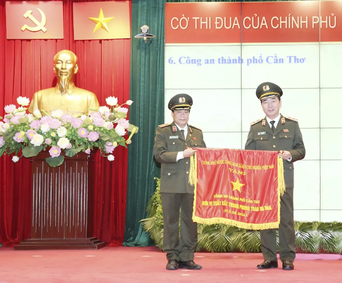 Công an TP Cần Thơ nhận Cờ thi đua xuất sắc của Chính phủ