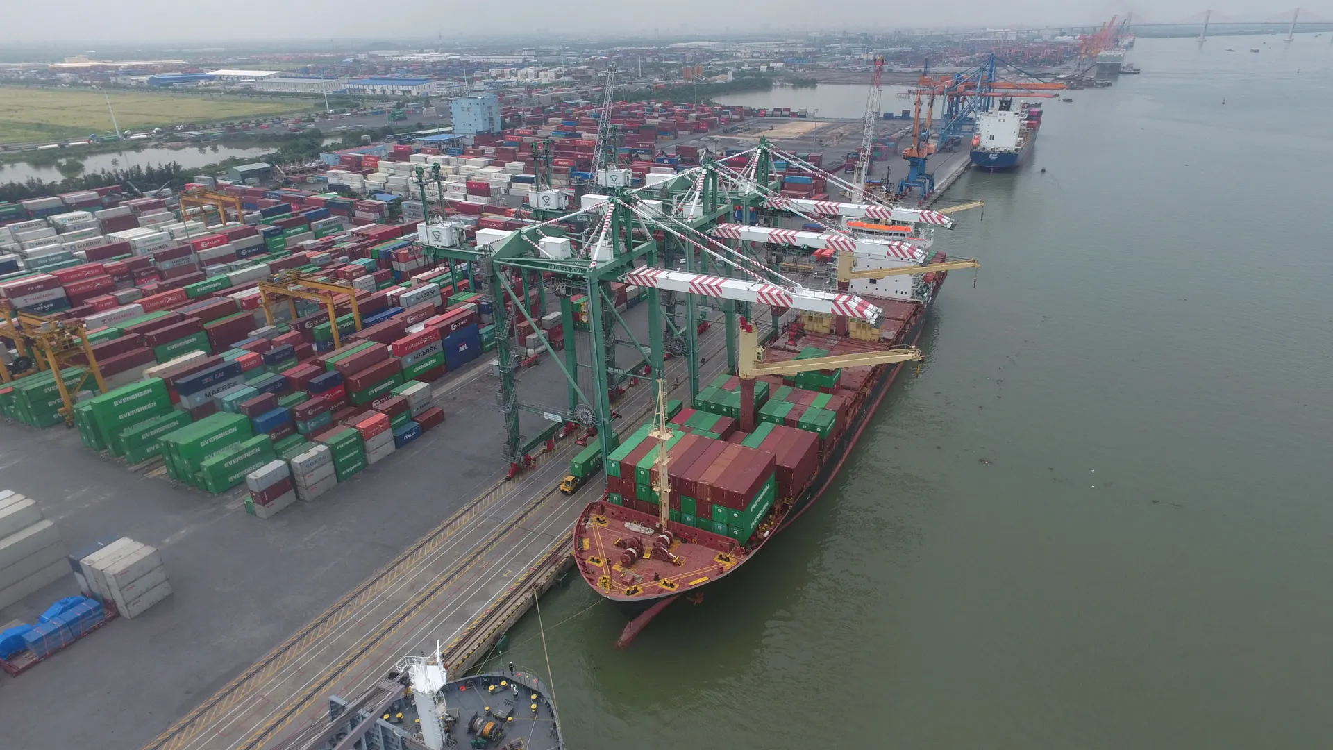 Xuất khẩu bứt phá trong khó khăn