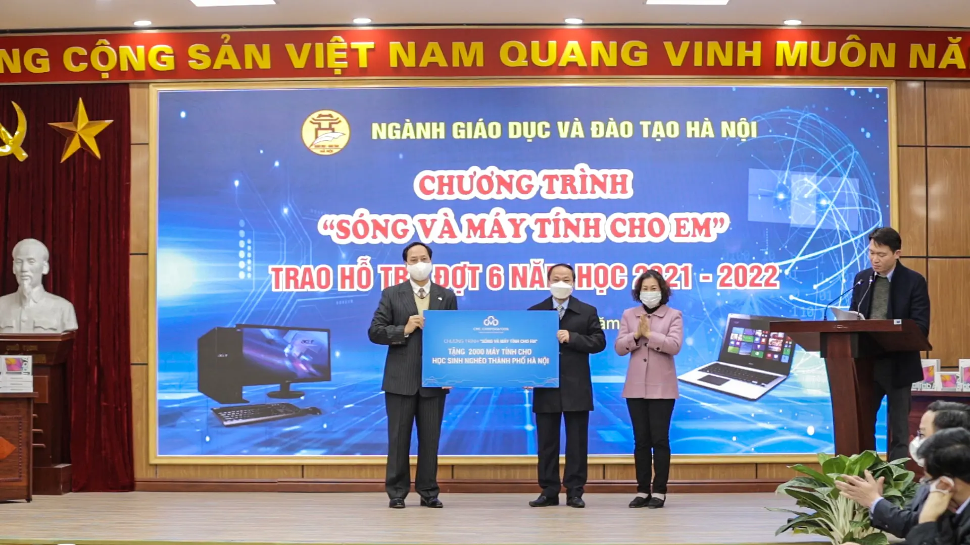 CMC tặng 2.000 máy tính bảng kèm giải pháp học tập mobiEdu cho học sinh khó khăn