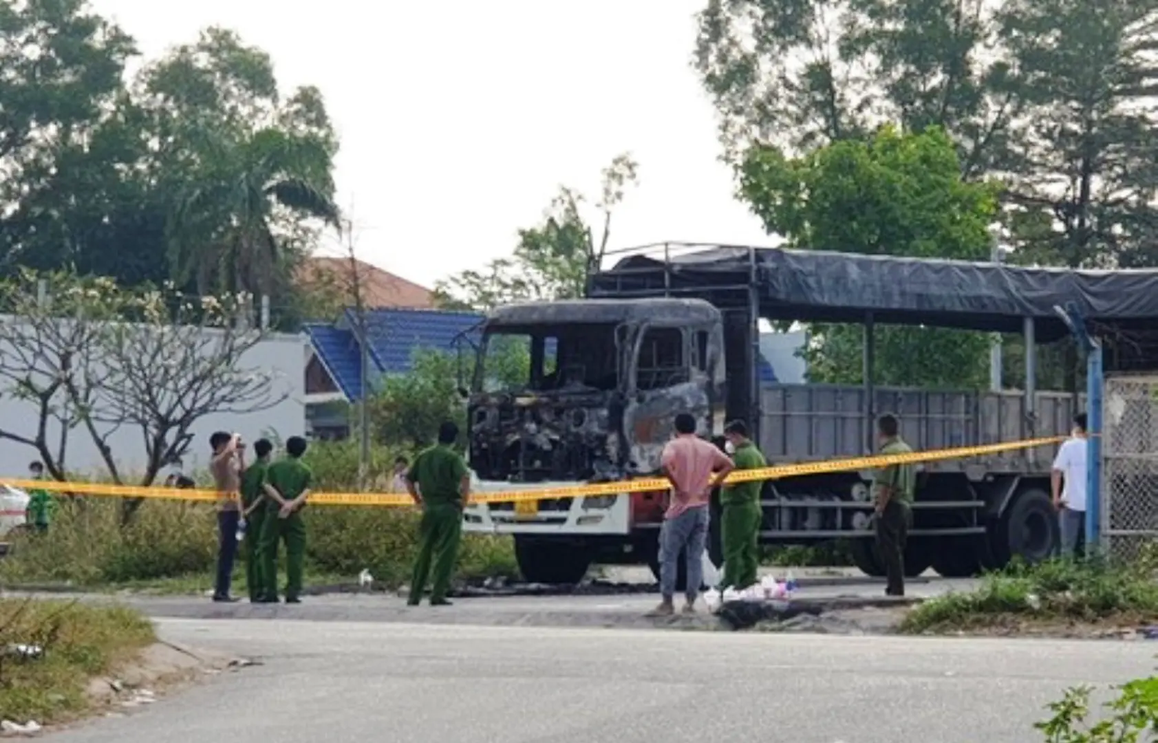 Tai nạn giao thông mới nhất hôm nay (3/1): Tài xế chết cháy vì khóa cửa ngủ trong ca bin khi xe bốc cháy