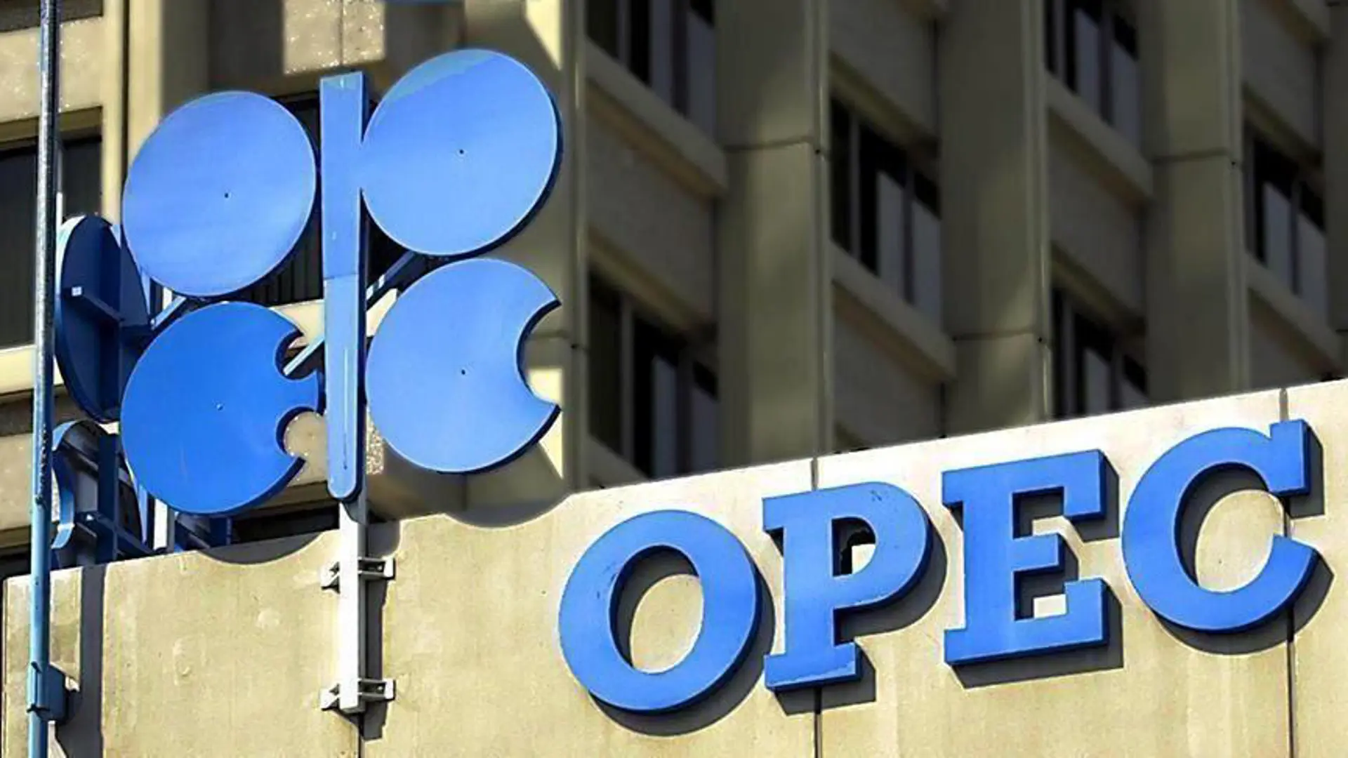 Mỹ hoan nghênh OPEC+ vẫn bơm thêm dầu mỏ bất chấp sức ép từ Omicron