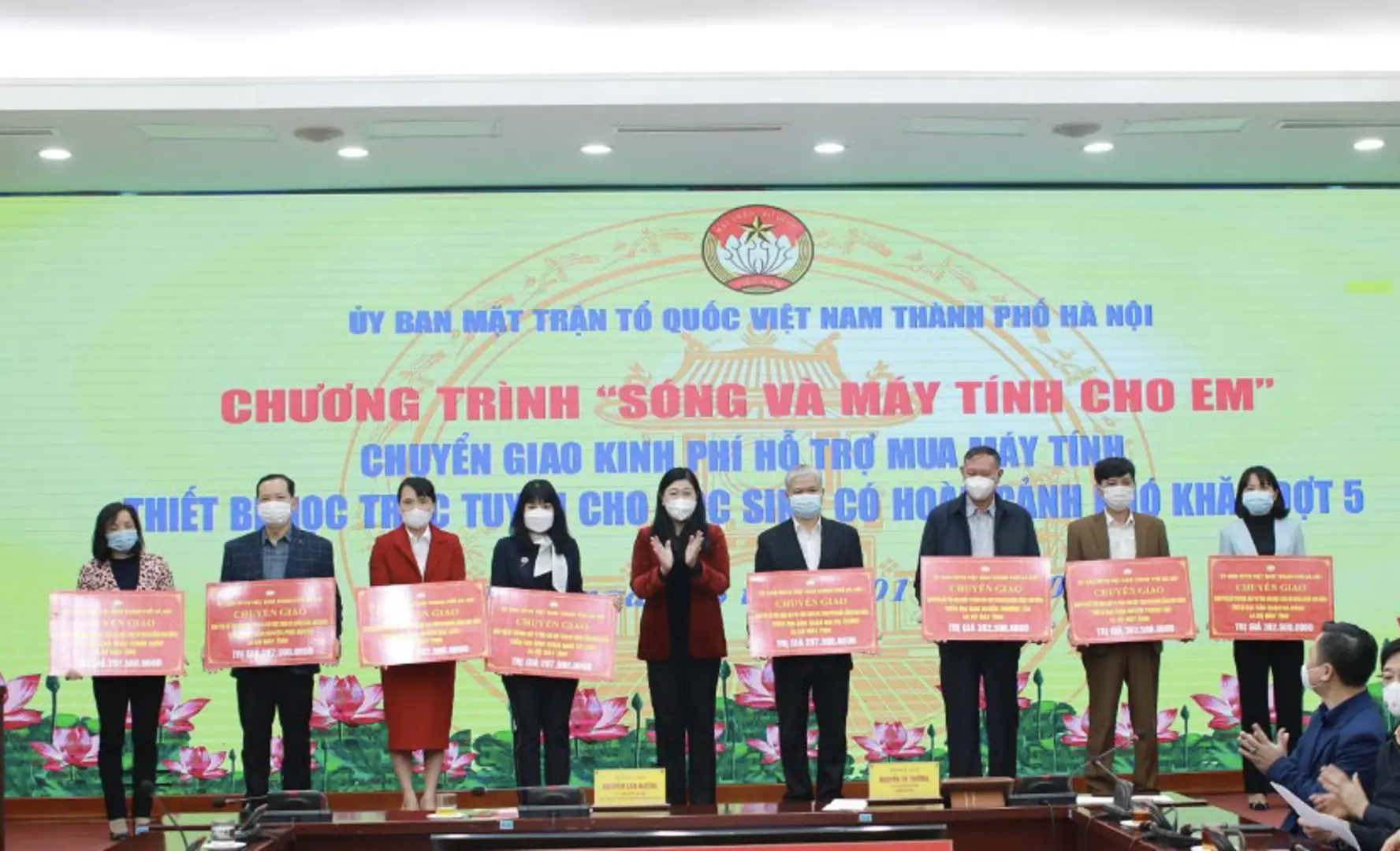 Hà Nội chuyển giao 8,69 tỷ đồng mua máy tính, thiết bị học trực tuyến cho học sinh có hoàn cảnh khó khăn