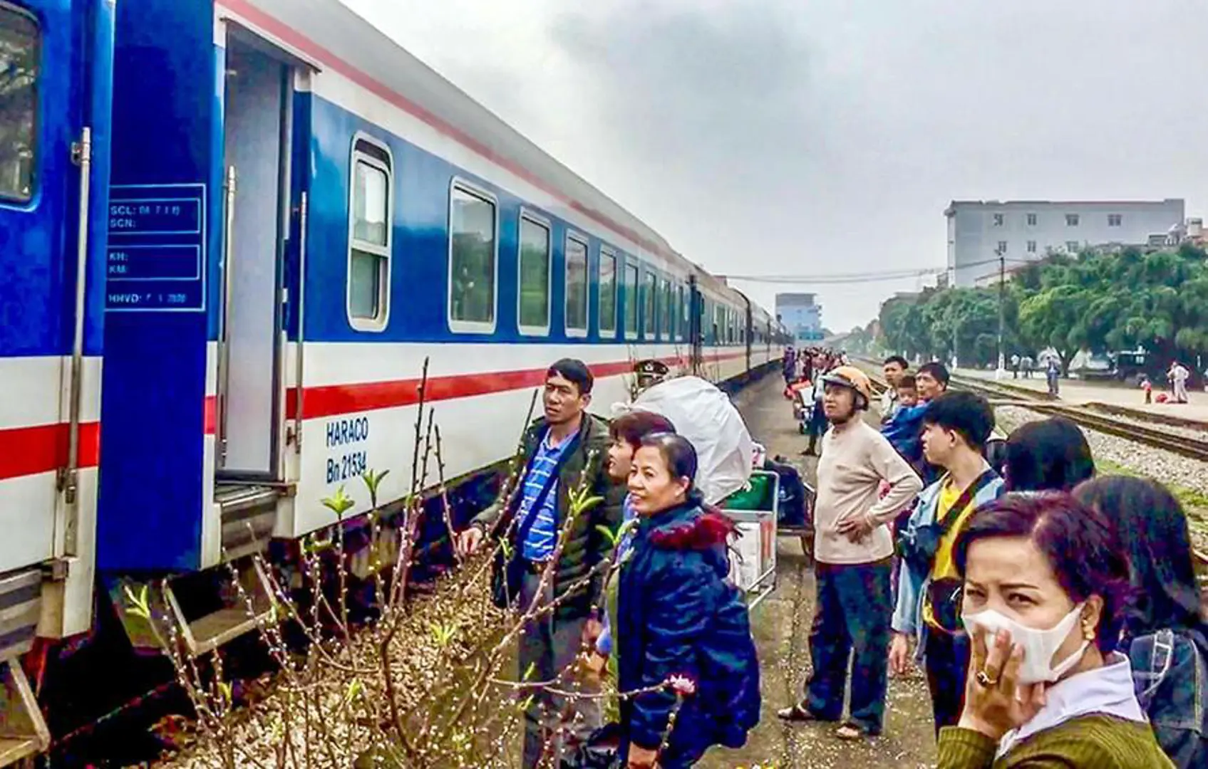 Tết Nguyên đán Nhâm Dần: Đắn đo về quê hay ở lại?