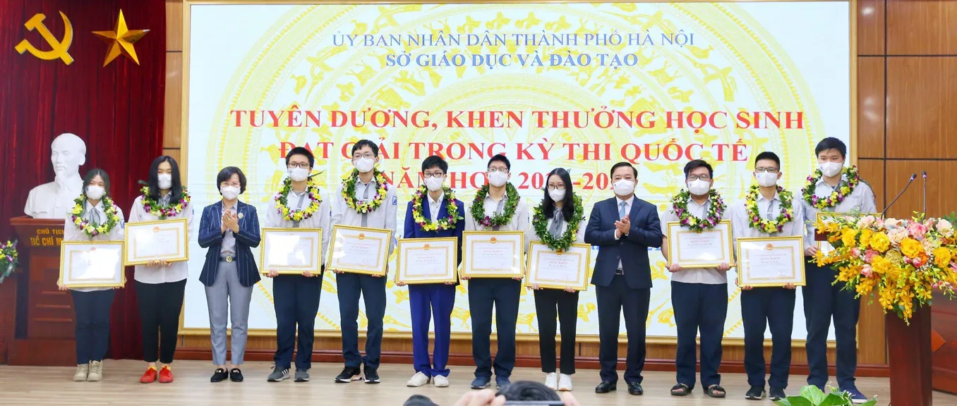 Phó Chủ tịch UBND TP Hà Nội Chử Xuân Dũng và Trưởng Ban Tuyên giáo Thành ủy Bùi Huyền Mai trao Bằng khen của UBND TP Hà Nội cho các HS đoạt Huy chương Bạc Olympic quốc tế 2021