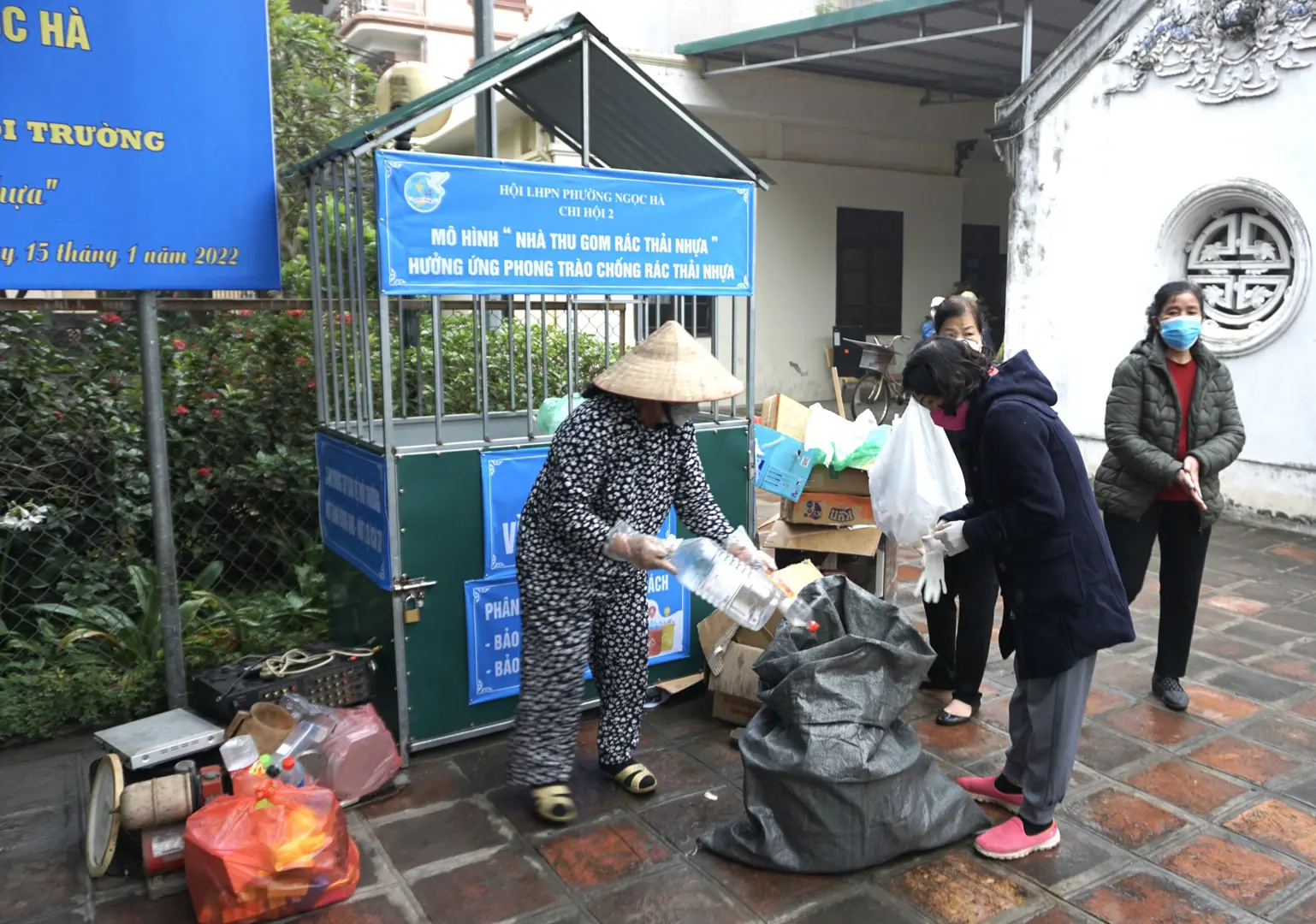 Bảo vệ môi trường nhờ nhà thu gom rác thải nhựa