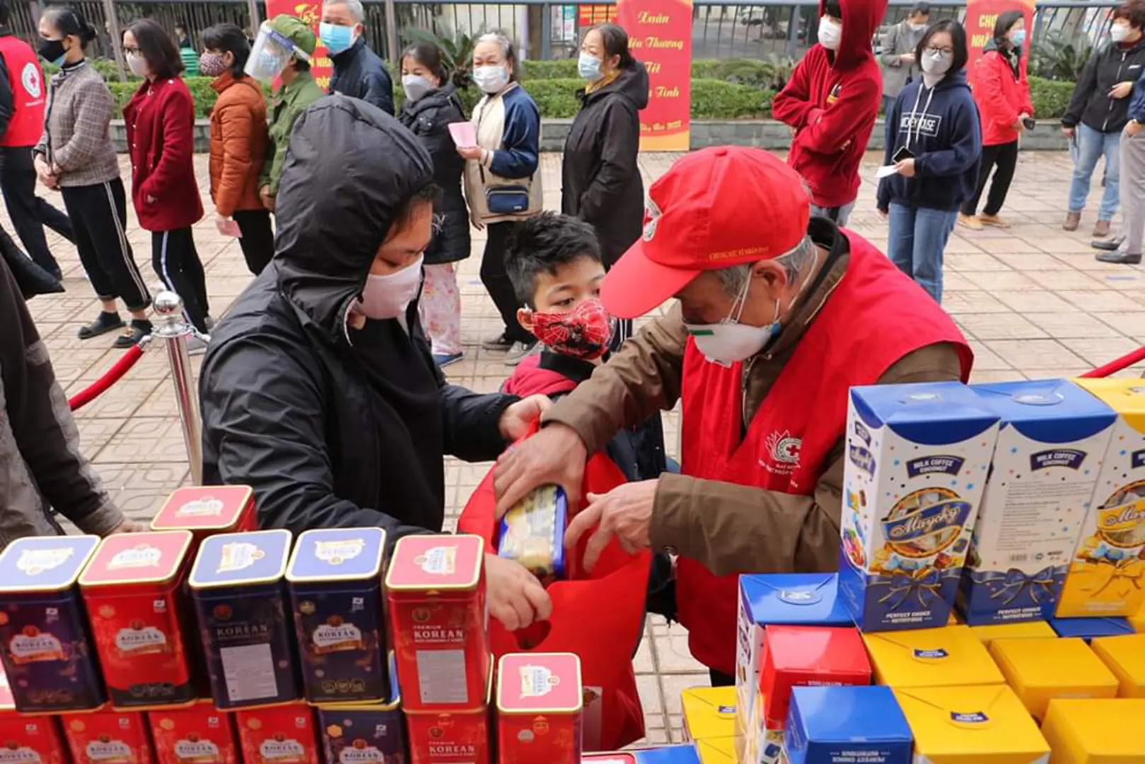 Hà Nội tặng quà Tết cho người có hoàn cảnh khó khăn