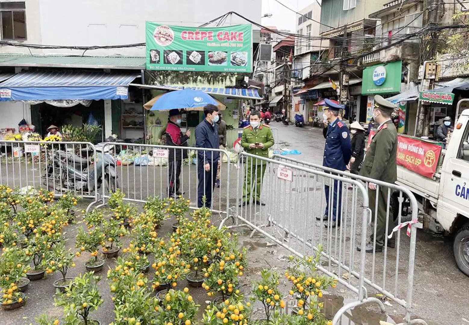 Phó Chủ tịch UBND quận Đống Đa Hà Anh Tuấn cùng tổ liên ngành kiểm tra việc đảm bảo trật tự an toàn giao thông, trật tự đô thị trên địa bàn quận