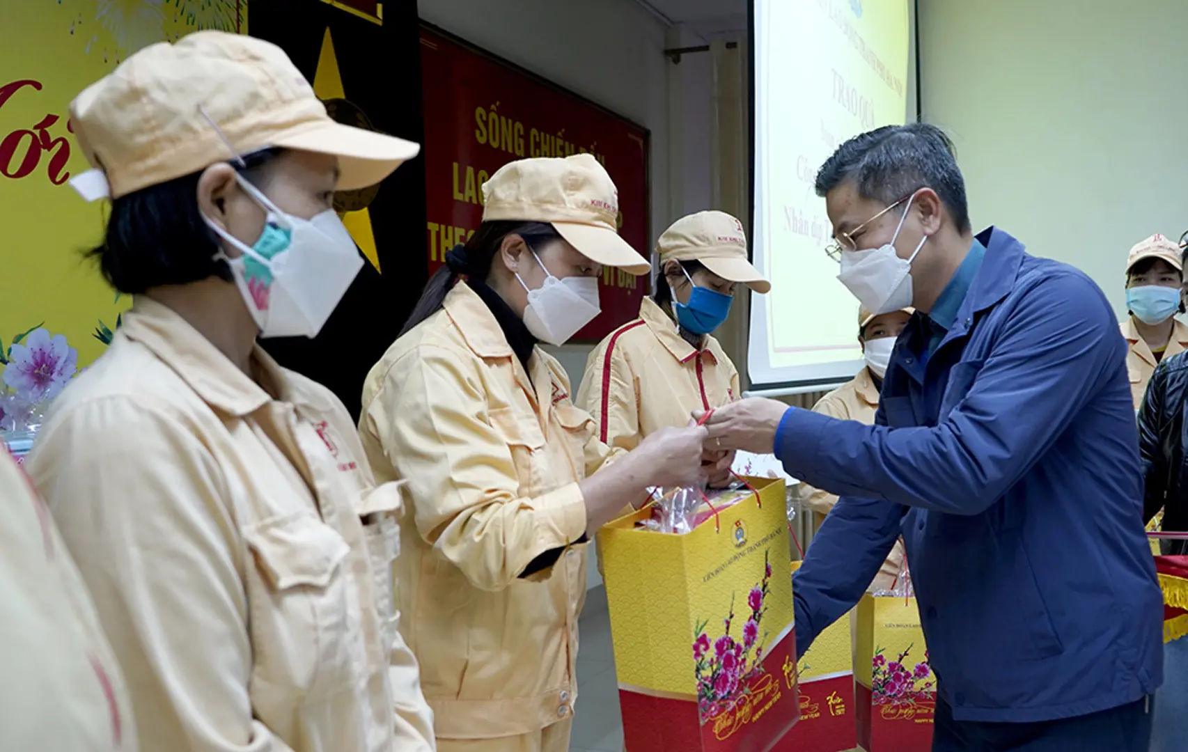 Trao quà Tết cho công nhân khó khăn