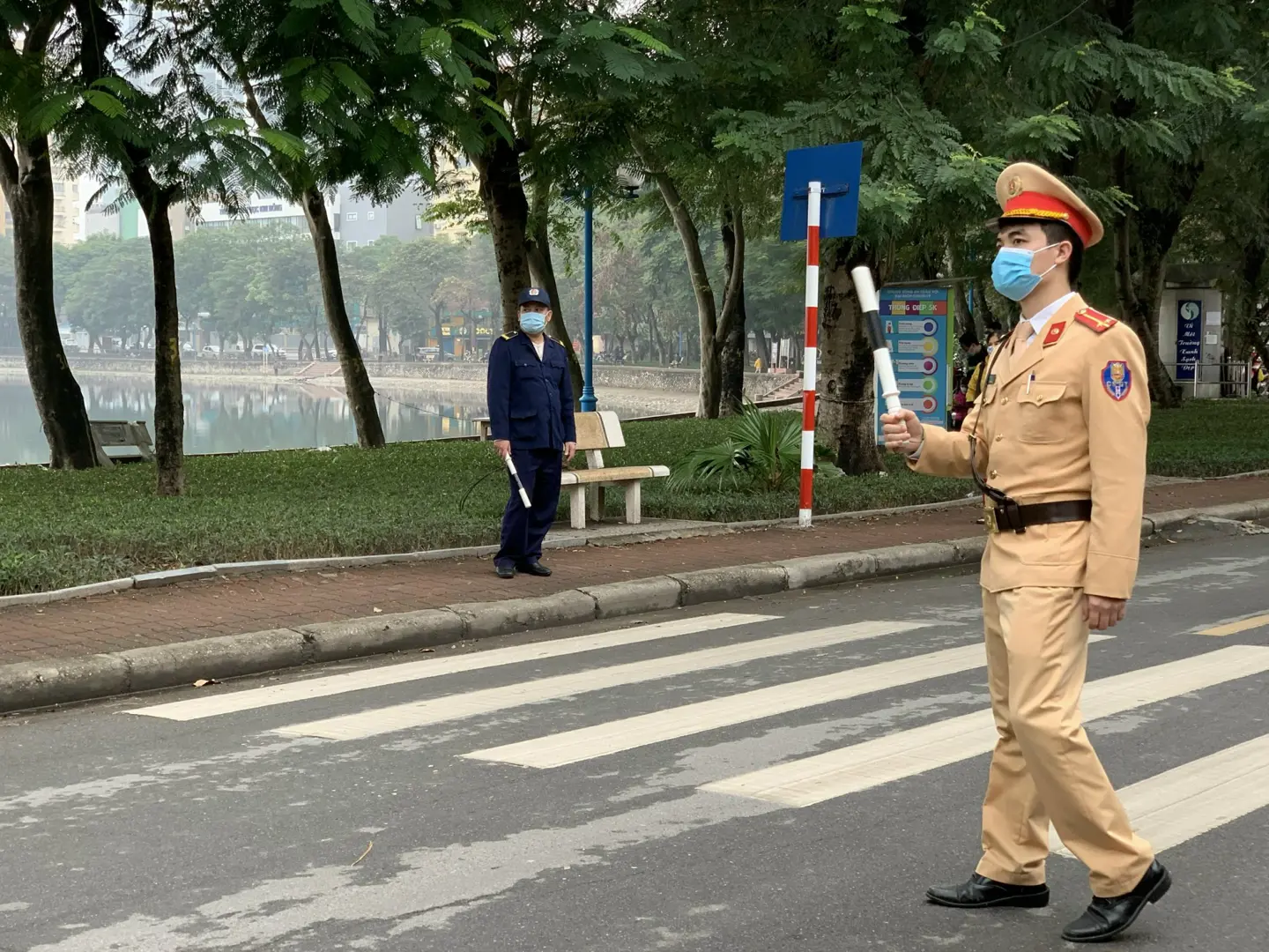 Lực lượng chức năng có mặt tại cổng trường tích cực thực hiện biện pháp phân luồng giao thông, nhắc nhở phụ huynh, học sinh nhanh chóng rời khỏi khu vực cổng trường