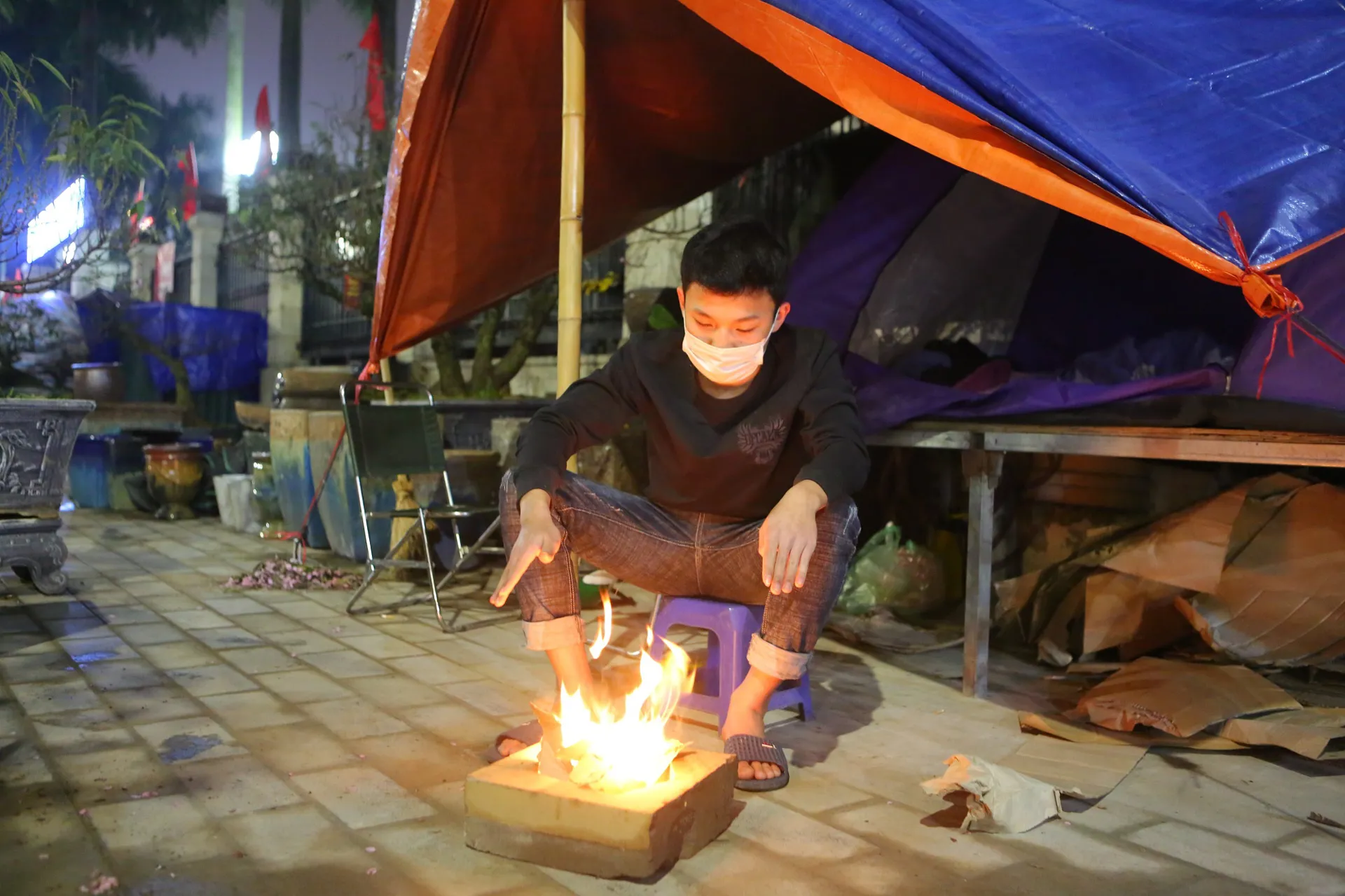 [Ảnh] Hà Nội: Tiểu thương trắng đêm trông đào, quất những ngày cận Tết