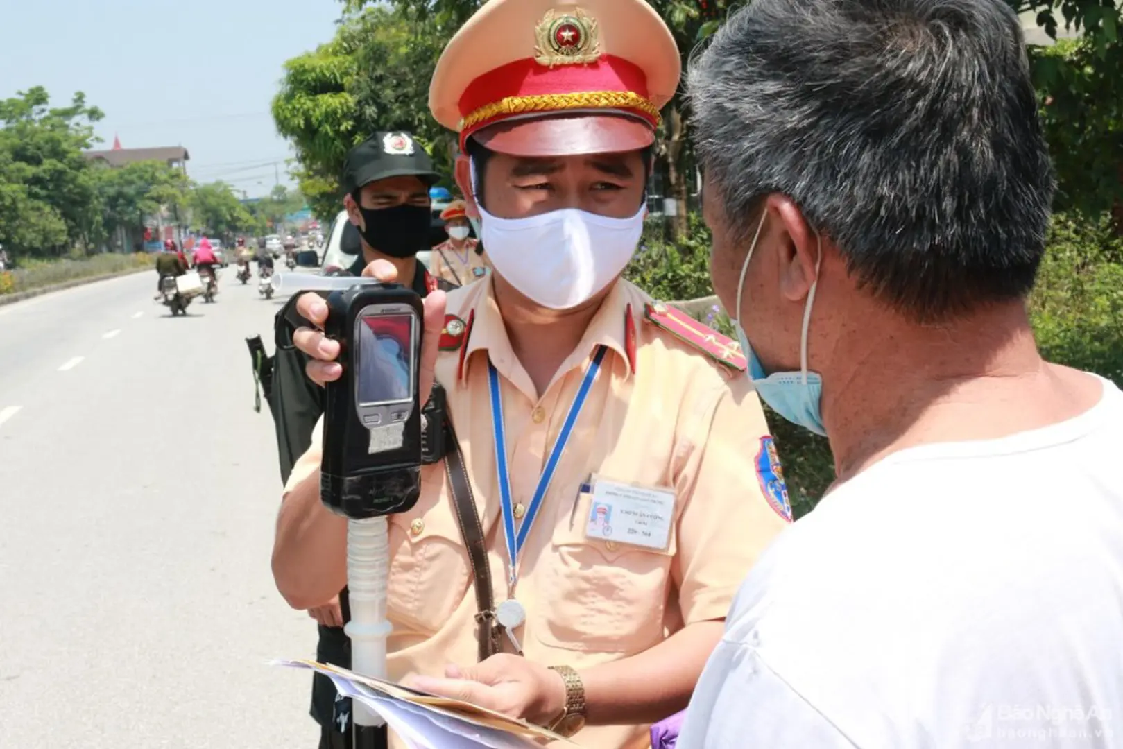 Giải pháp nào kiềm chế "ma men sau tay lái" vào dịp Tết?