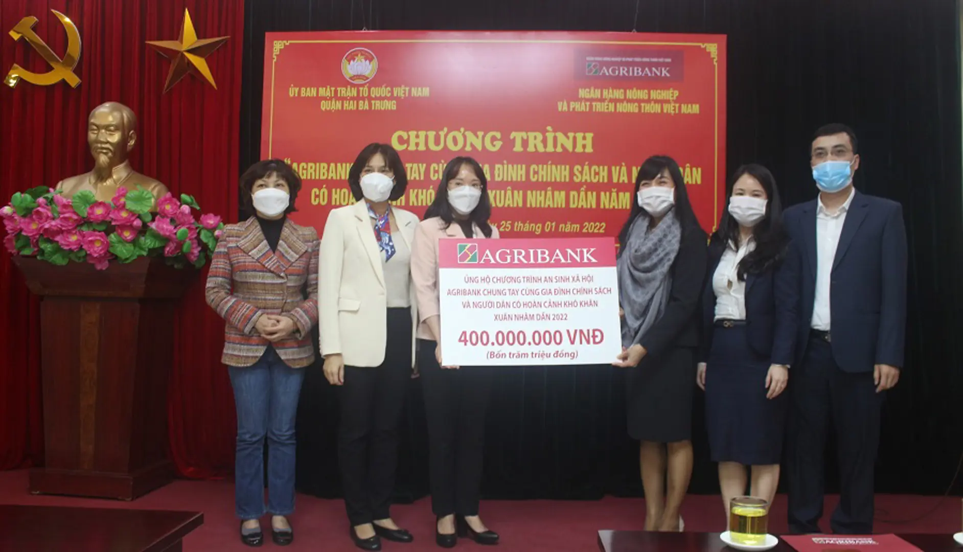 Quận Hai Bà Trưng và Agribank trao quà Tết cho 400 hộ gia đình 