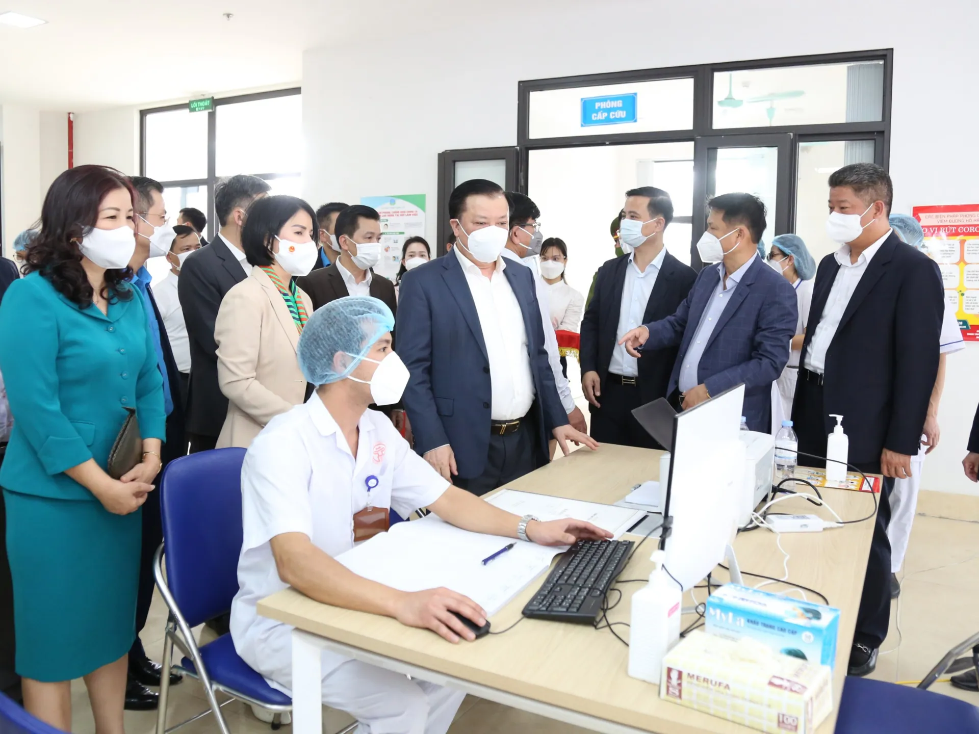 Bí thư Thành ủy chúc Tết nhân viên y tế, công nhân lao động