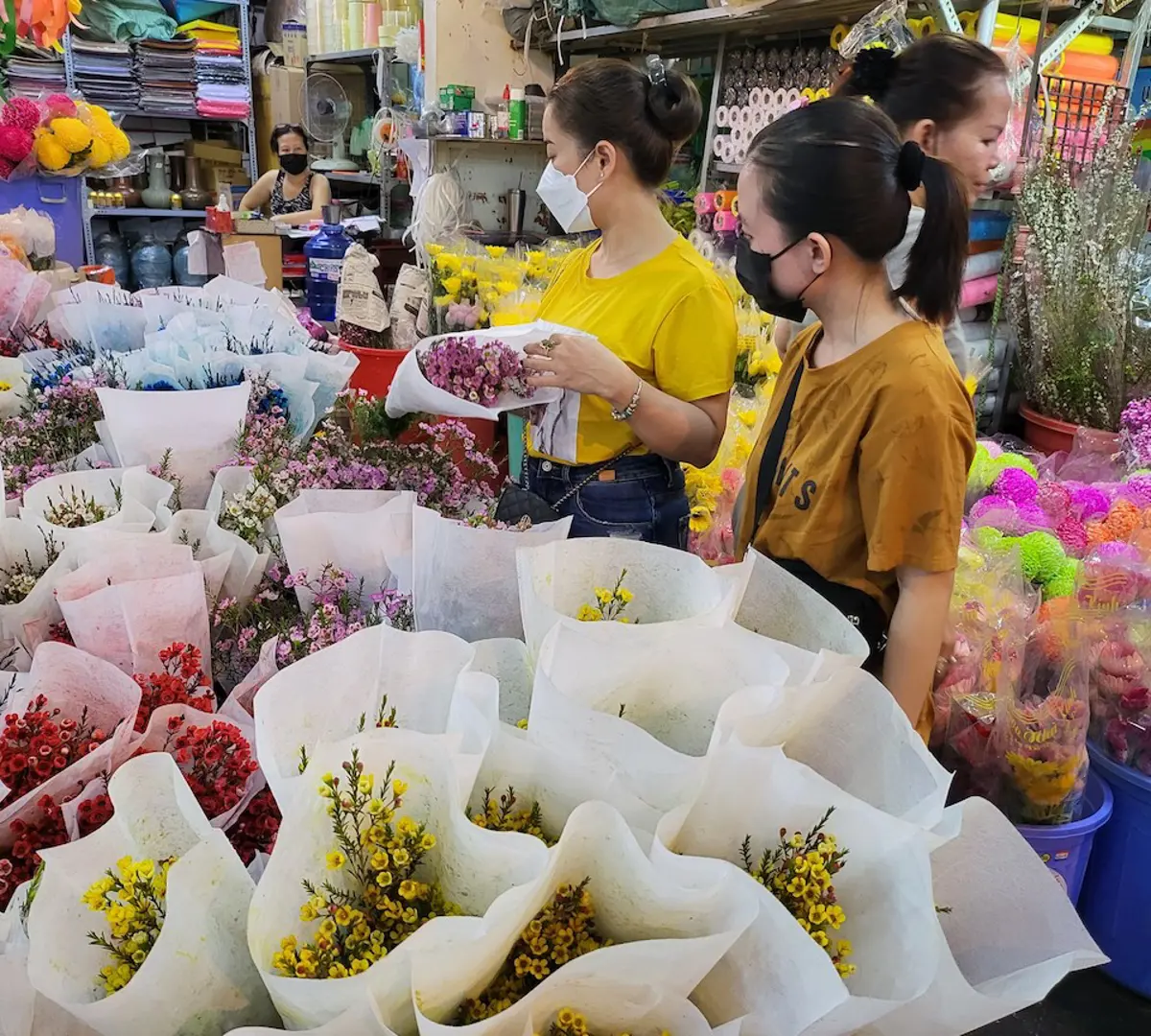 TP Hồ Chí Minh: Hoa cắm cành Trung Quốc lấn át hoa Việt dịp Tết