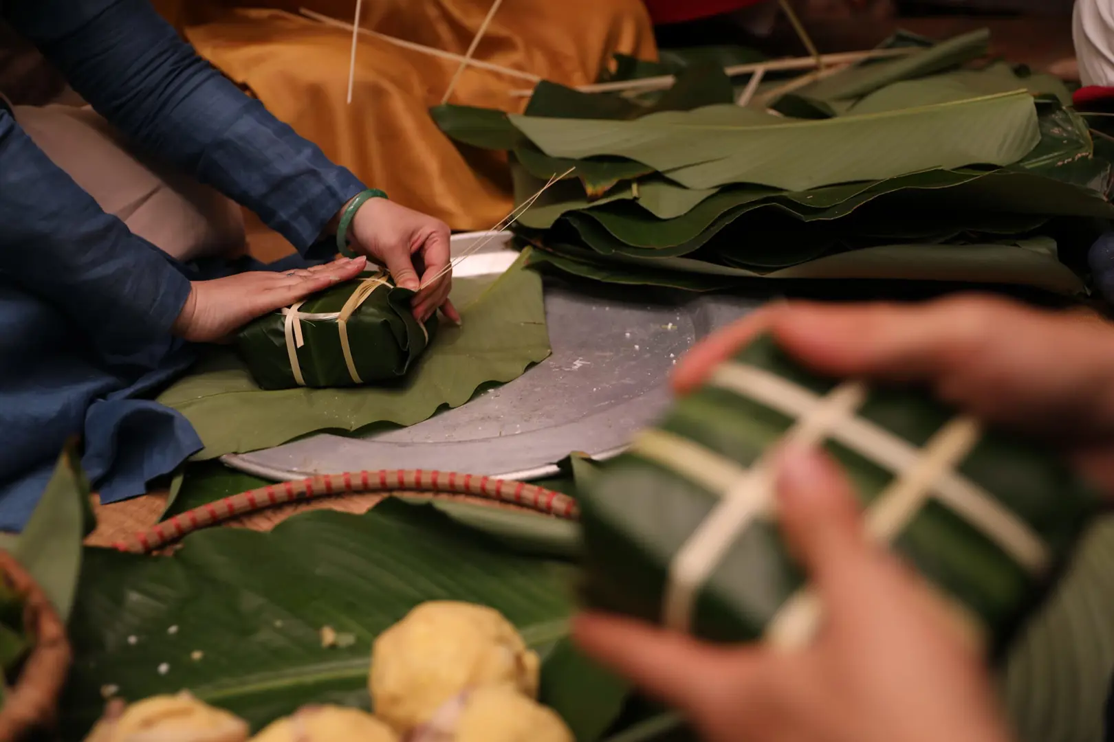 Ngày cuối năm, rộn ràng hình ảnh gói bánh chưng tạo không khí chuẩn vị Tết