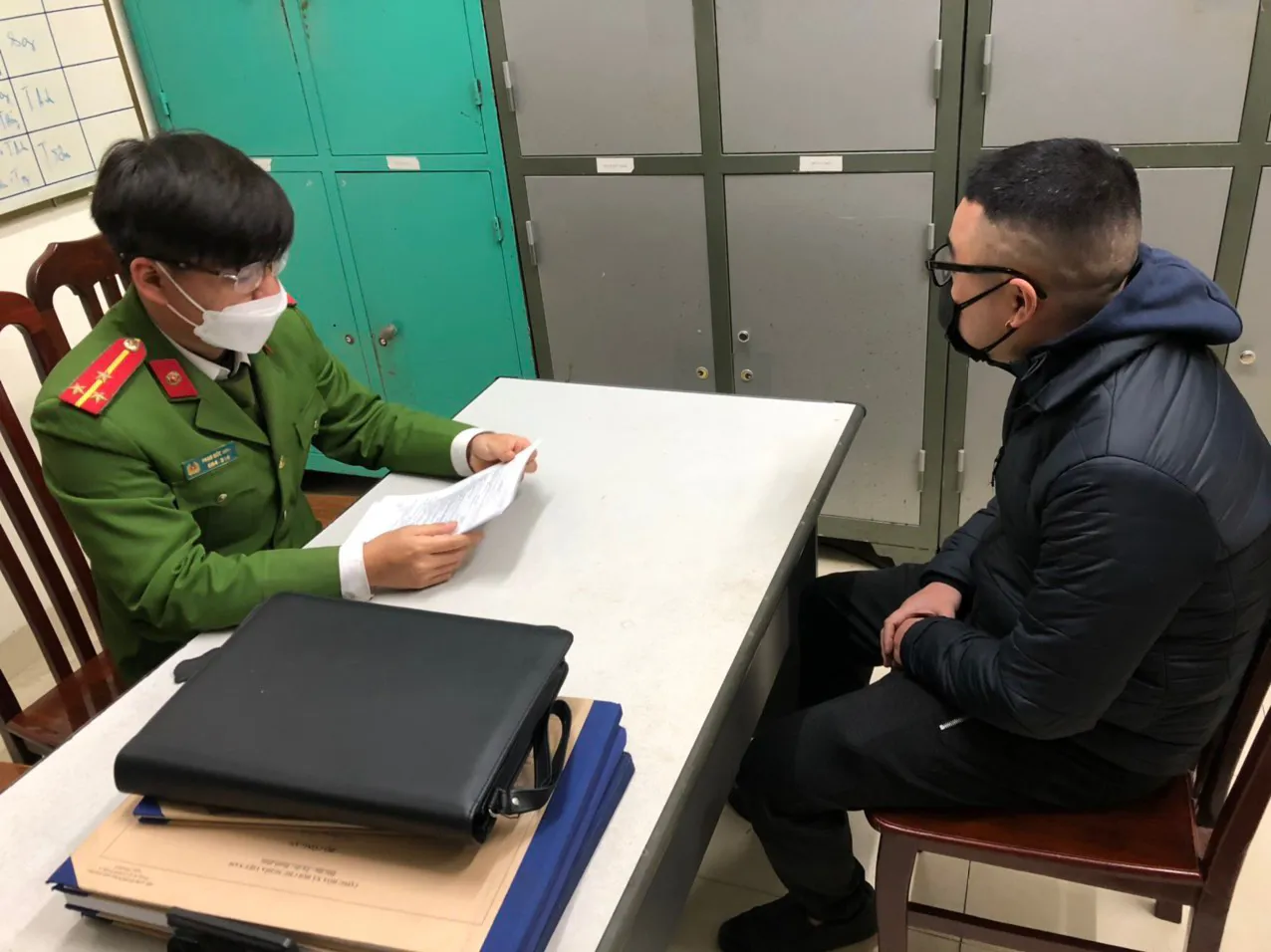 Tạm giữ, xử phạt 2 đối tượng trông giữ xe trái phép đêm giao thừa