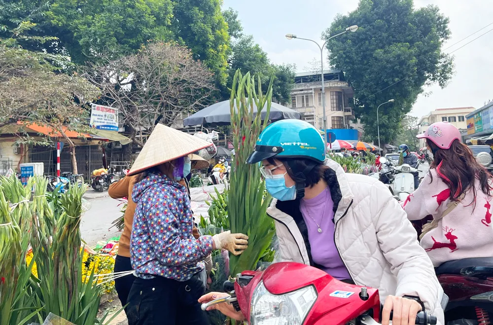 Hà Nội: Chợ ngày cuối năm, nhiều hàng hóa đắt đỏ