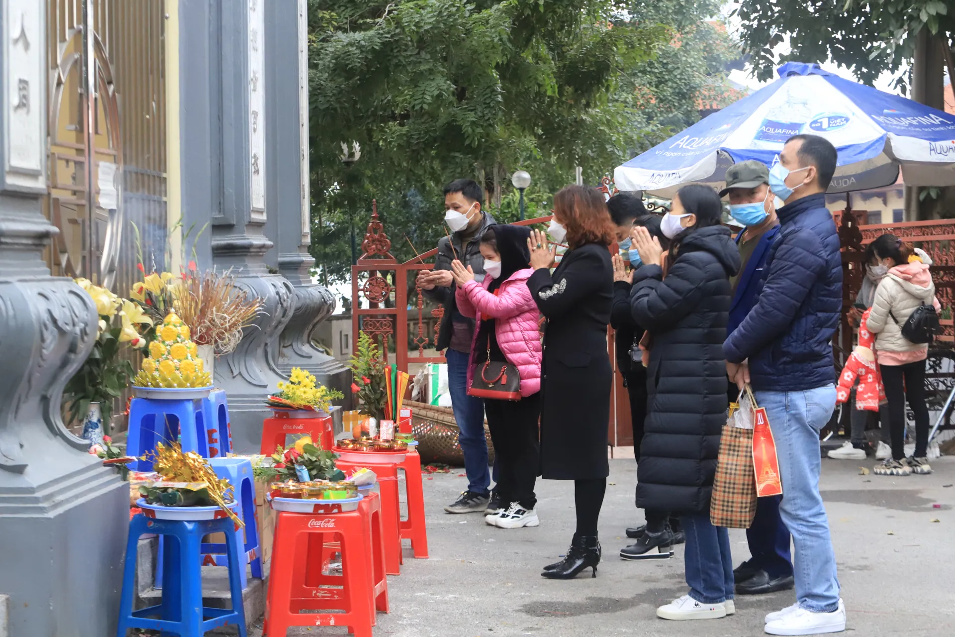 Phủ Tây Hồ: Dựng rào chắn, hạn chế tập trung đông người vái vọng