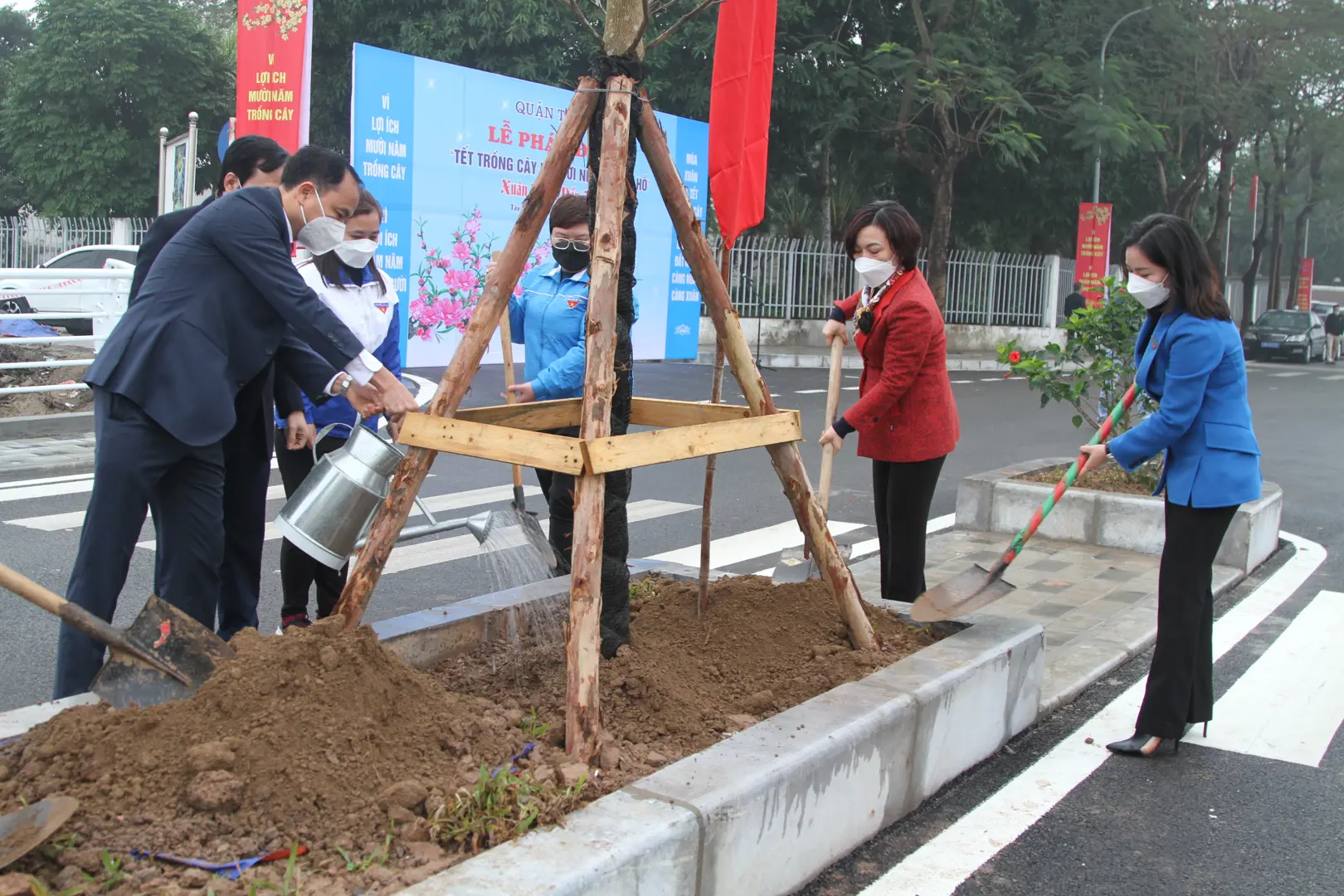 Quận Tây Hồ phát động Tết trồng cây “Đời đời nhớ ơn Bác Hồ”