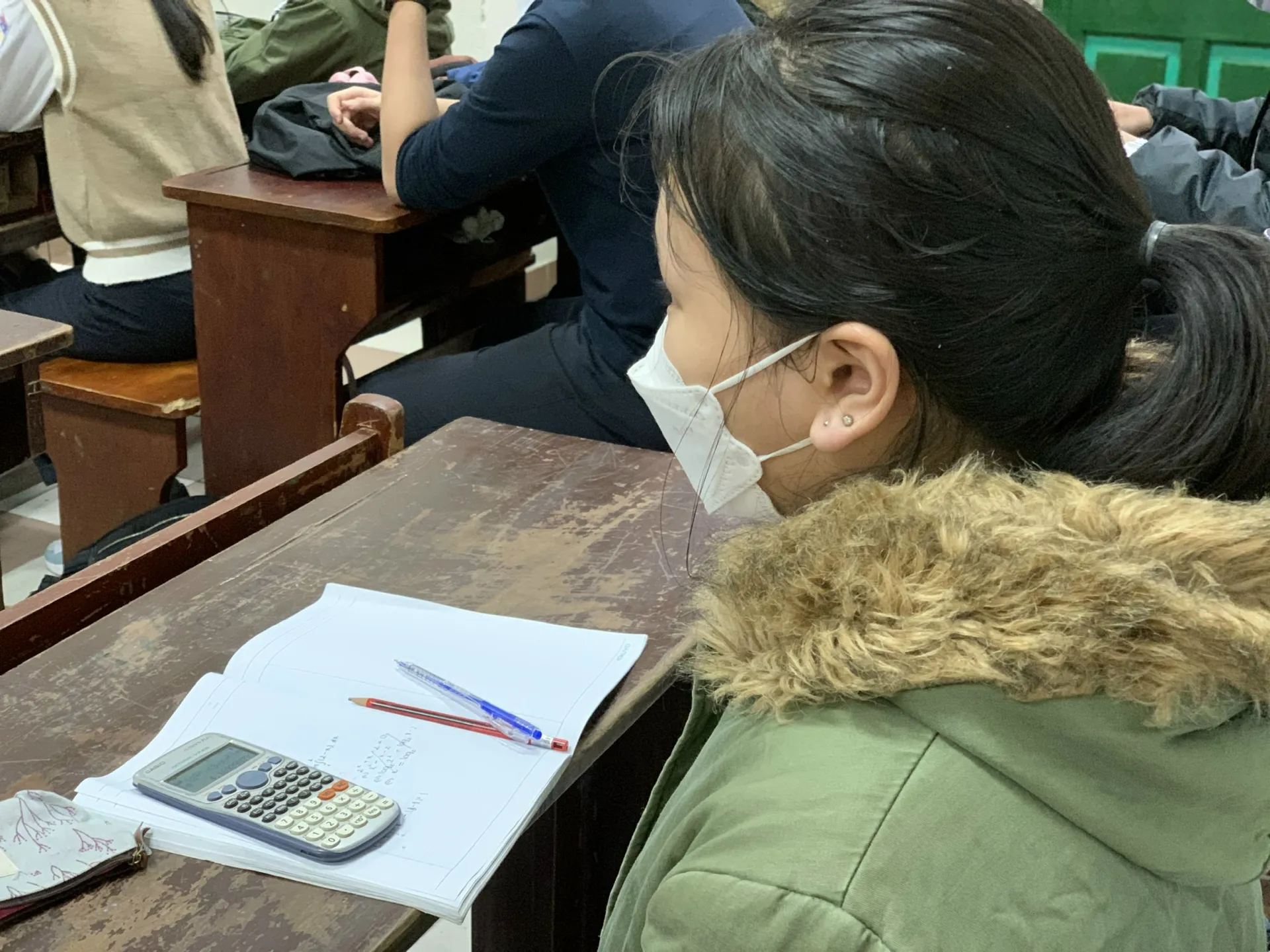 Học sinh trường THPT Chu Văn An chăm chú trong ngày đầu tiên đi học trở lại