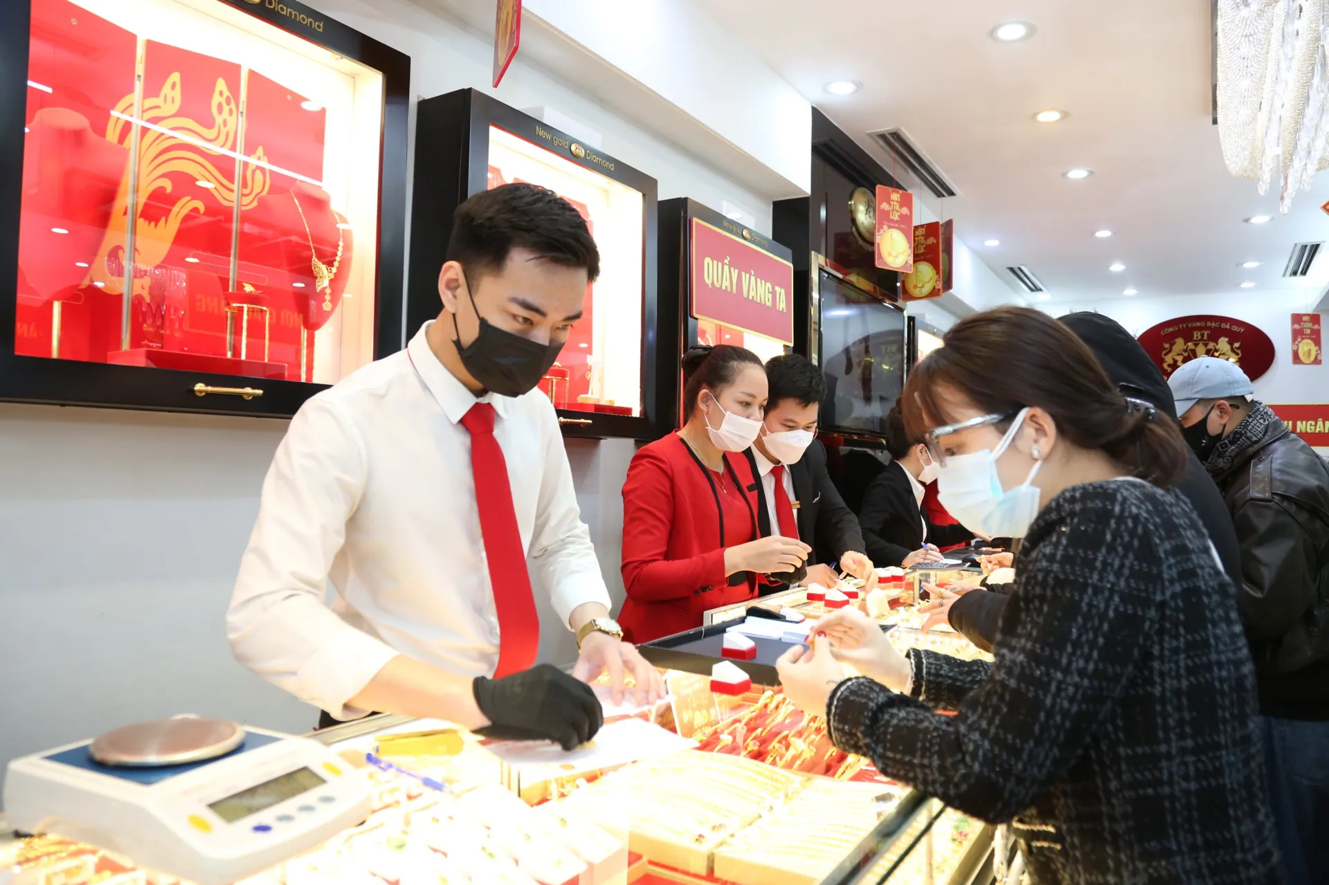 [Ảnh] Các cửa hàng vàng tấp nập khách mua trong Ngày vía Thần Tài